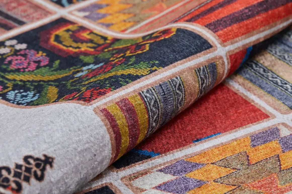 Beyaz Zemin Çok Renkli Otantik Patchwork Görünümlü Halı
