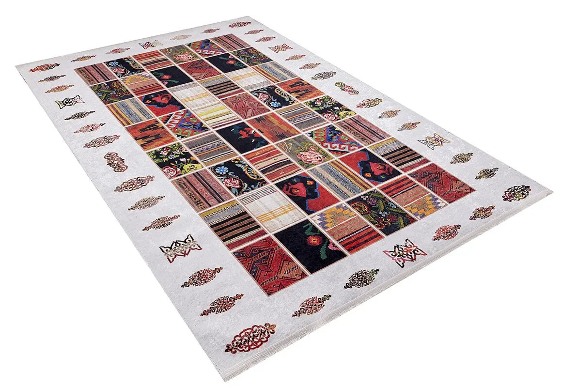 Beyaz Zemin Çok Renkli Otantik Patchwork Görünümlü Halı