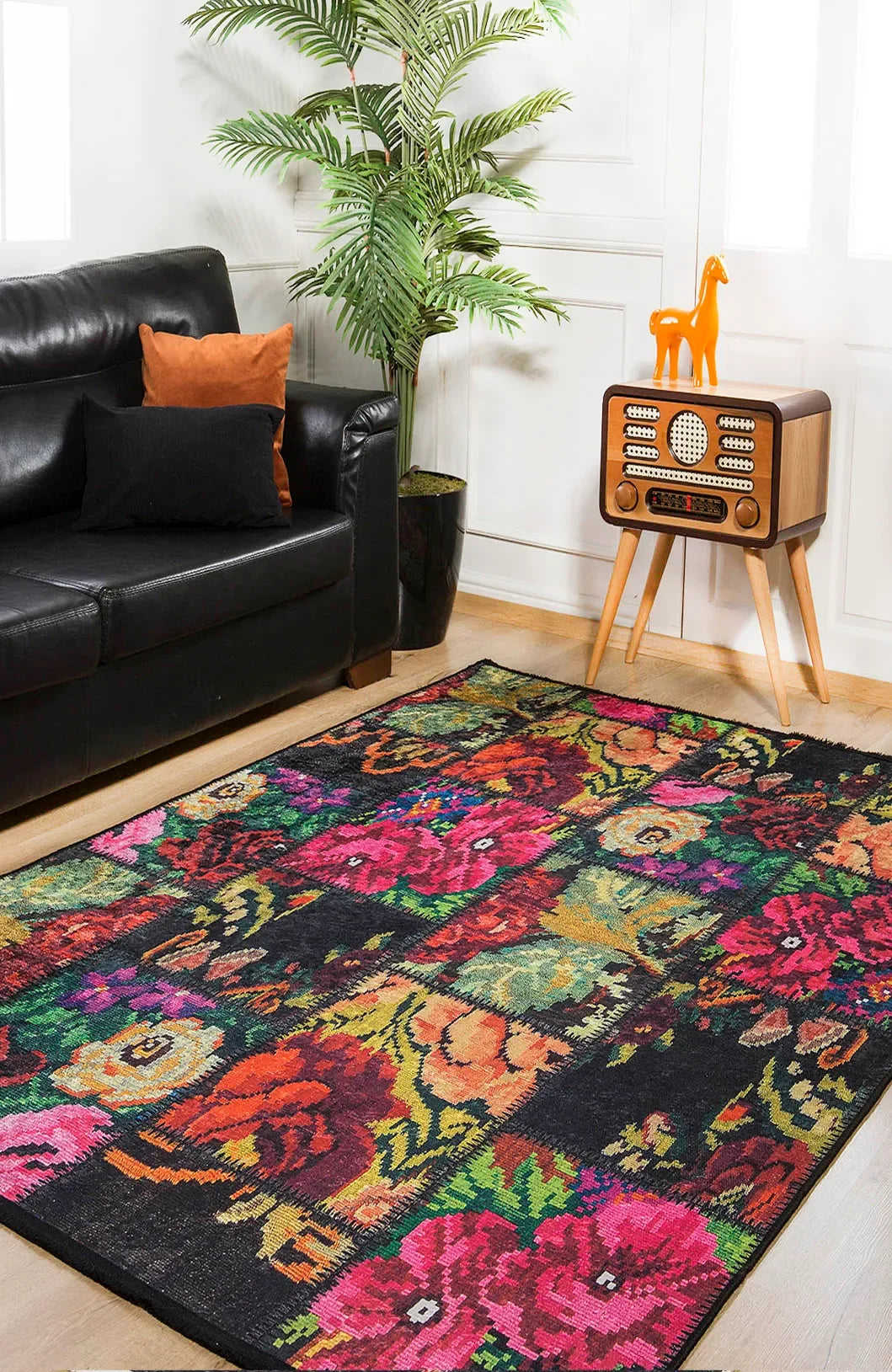 Canlı Çiçekli Patchwork Görünümlü Desenli Halı
