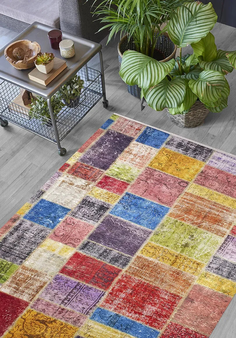 Çok Renkli Canlı Patchwork Görünümlü Desenli Halı