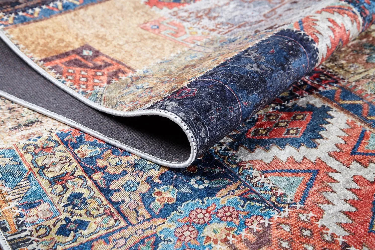 Çok Renkli Eskitme Desenli Patchwork Görünümlü Halı
