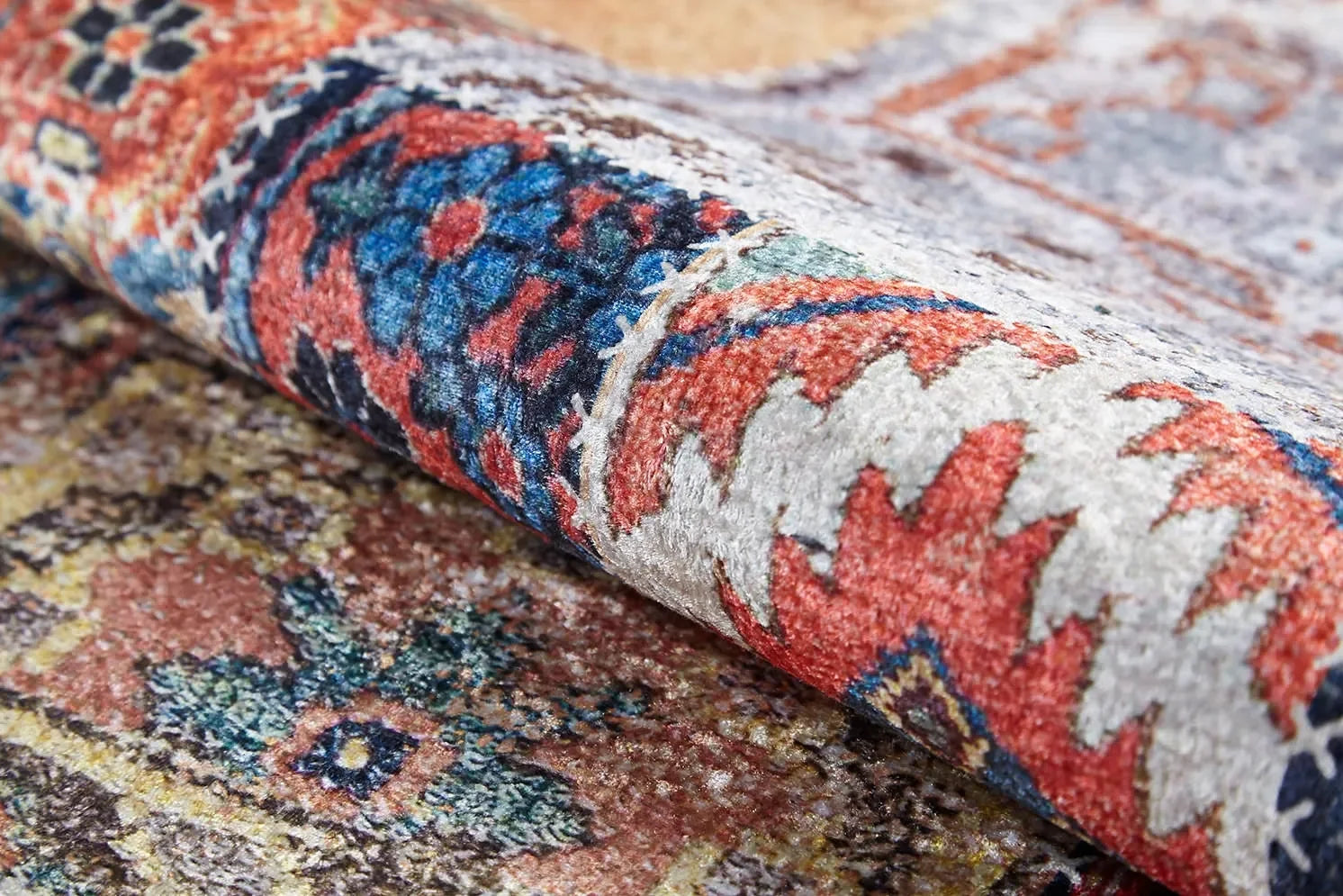 Çok Renkli Eskitme Desenli Patchwork Görünümlü Halı