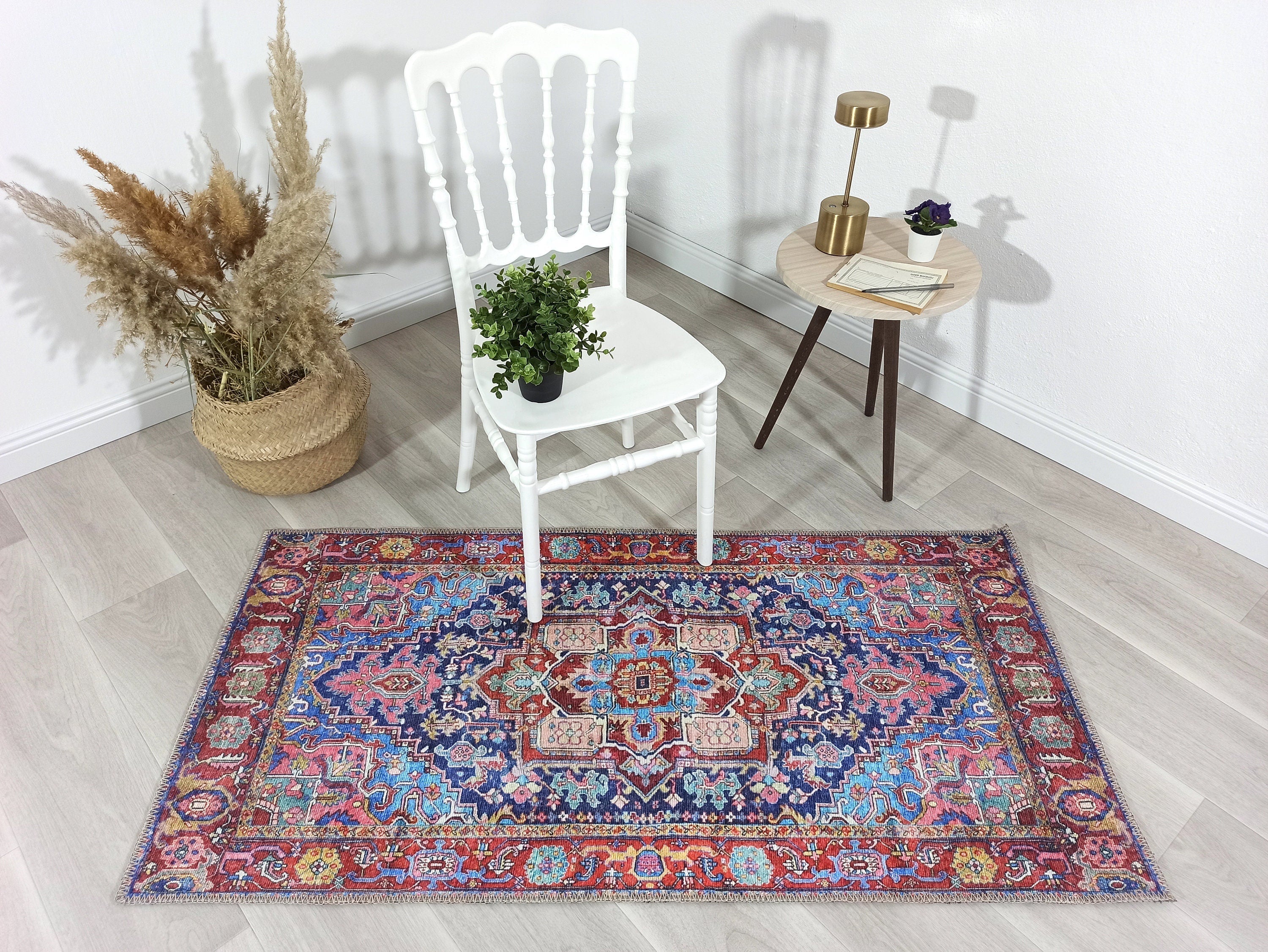 Canlı Pembe ve Lacivert Medalyonlu Vintage Halı