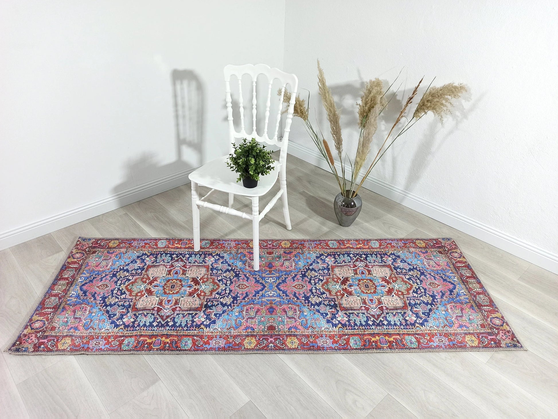 Canlı Pembe ve Lacivert Medalyonlu Vintage Halı