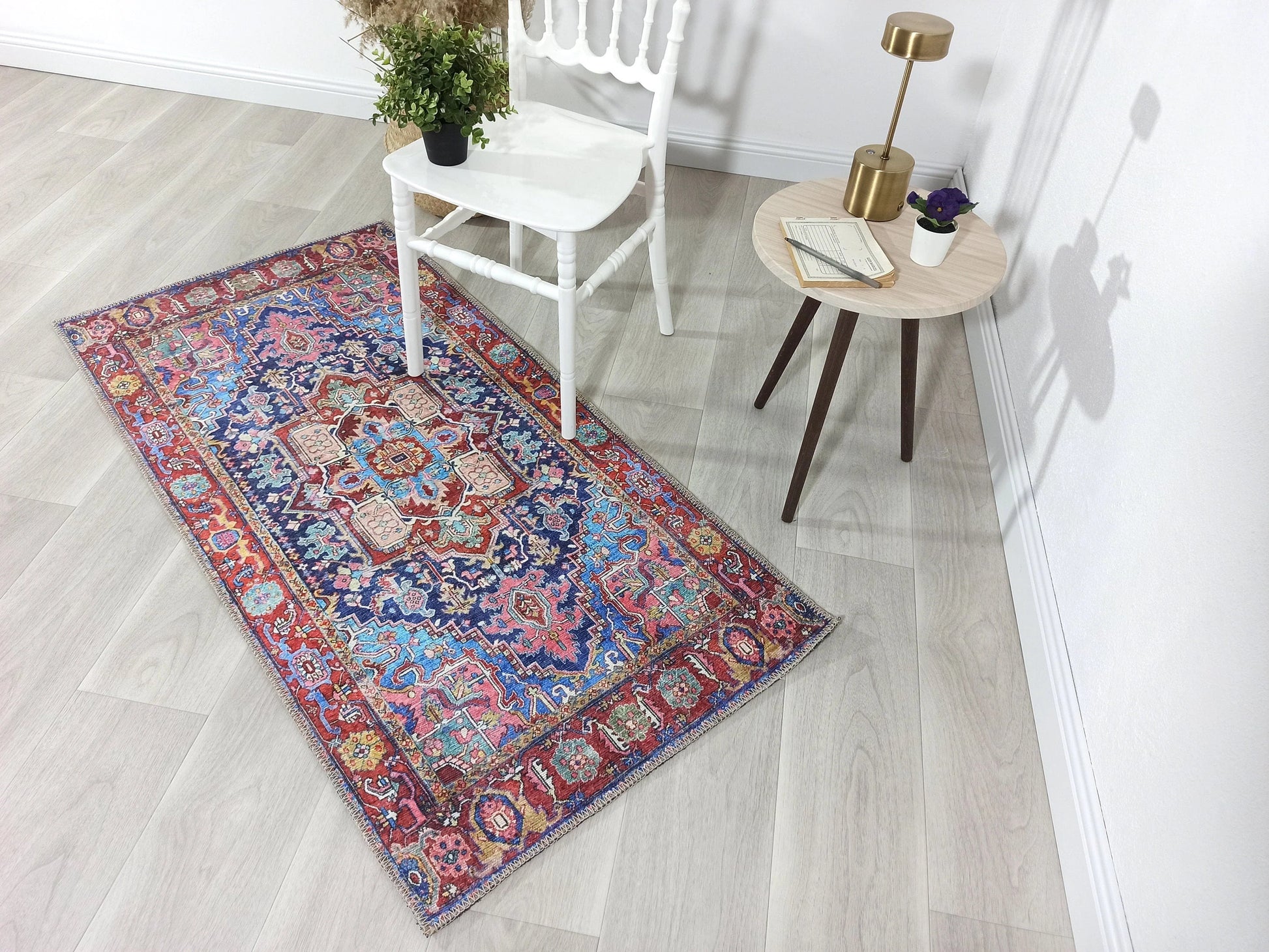 Canlı Pembe ve Lacivert Medalyonlu Vintage Halı