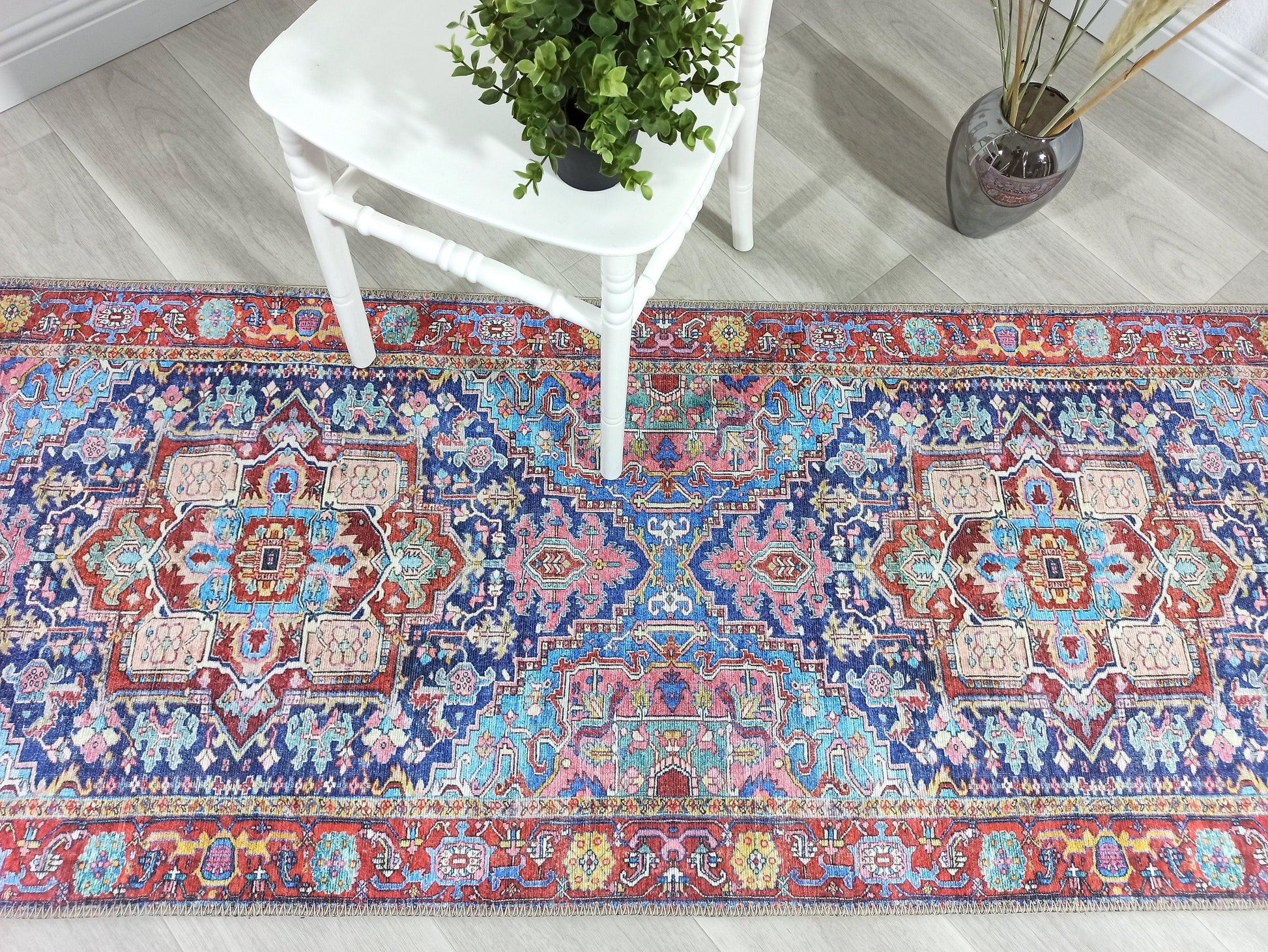 Canlı Pembe ve Lacivert Medalyonlu Vintage Halı