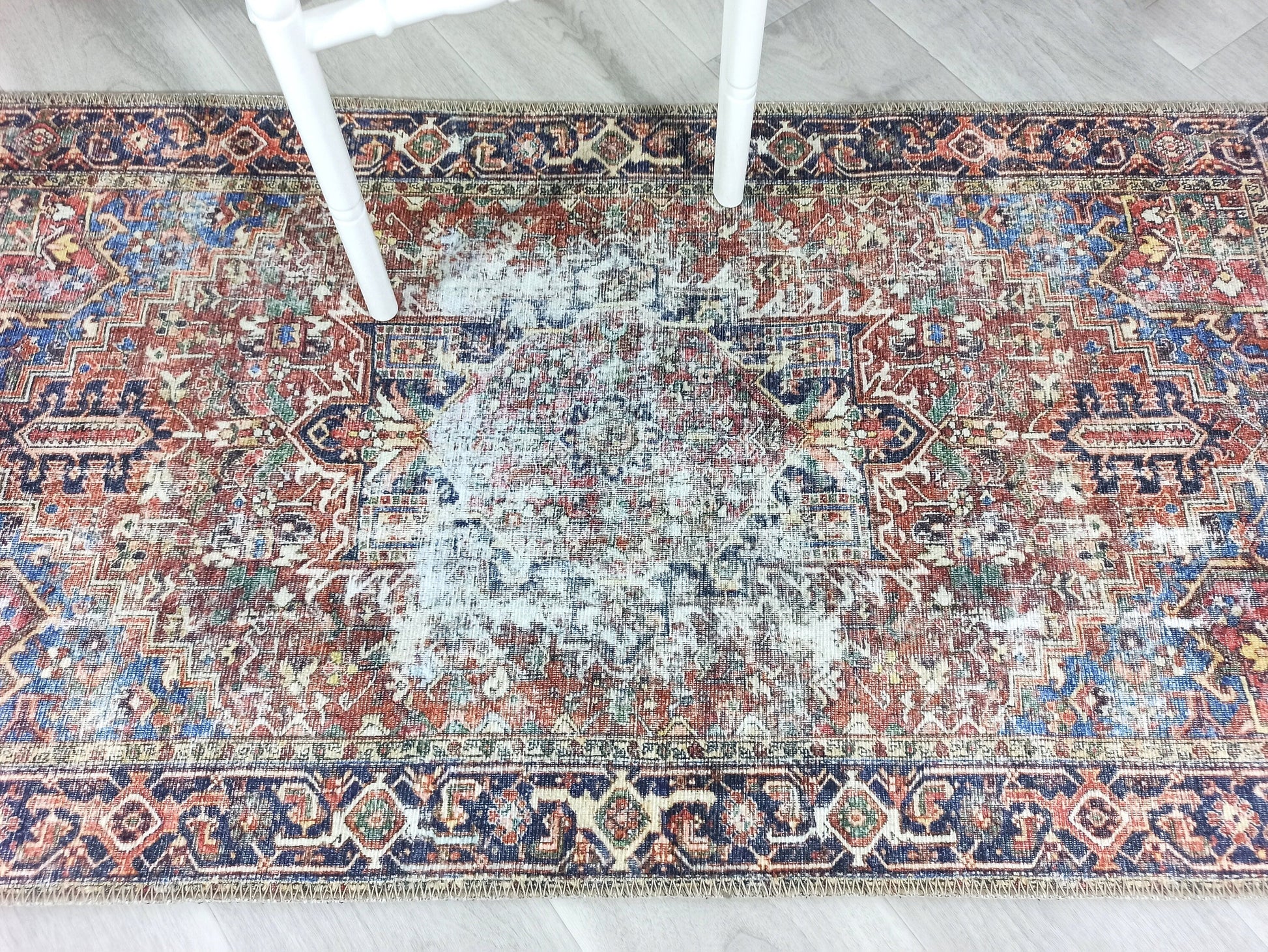 Terracotta ve Lacivert Eskitme Medalyonlu Vintage Halı