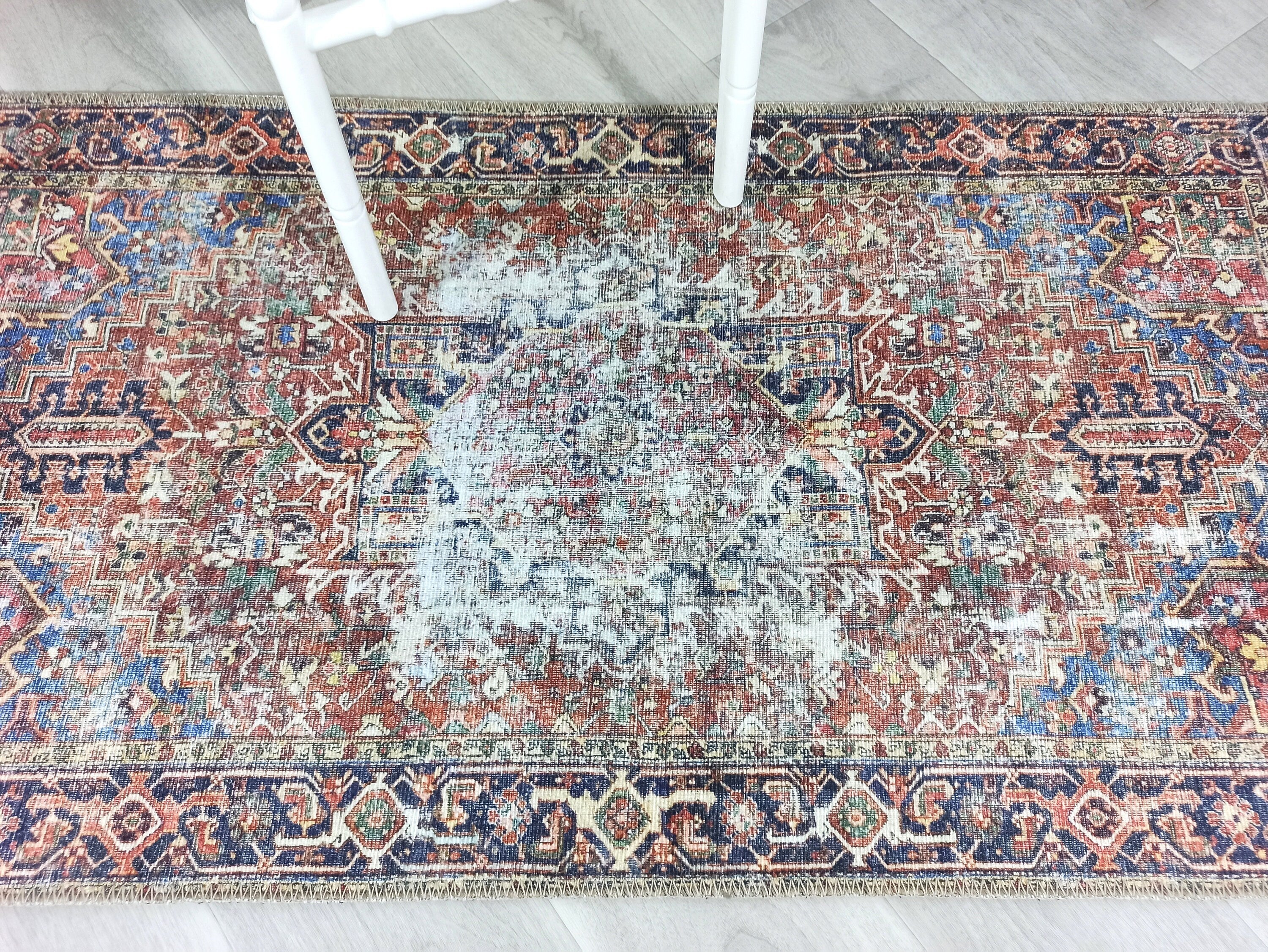 Terracotta ve Lacivert Eskitme Medalyonlu Vintage Halı