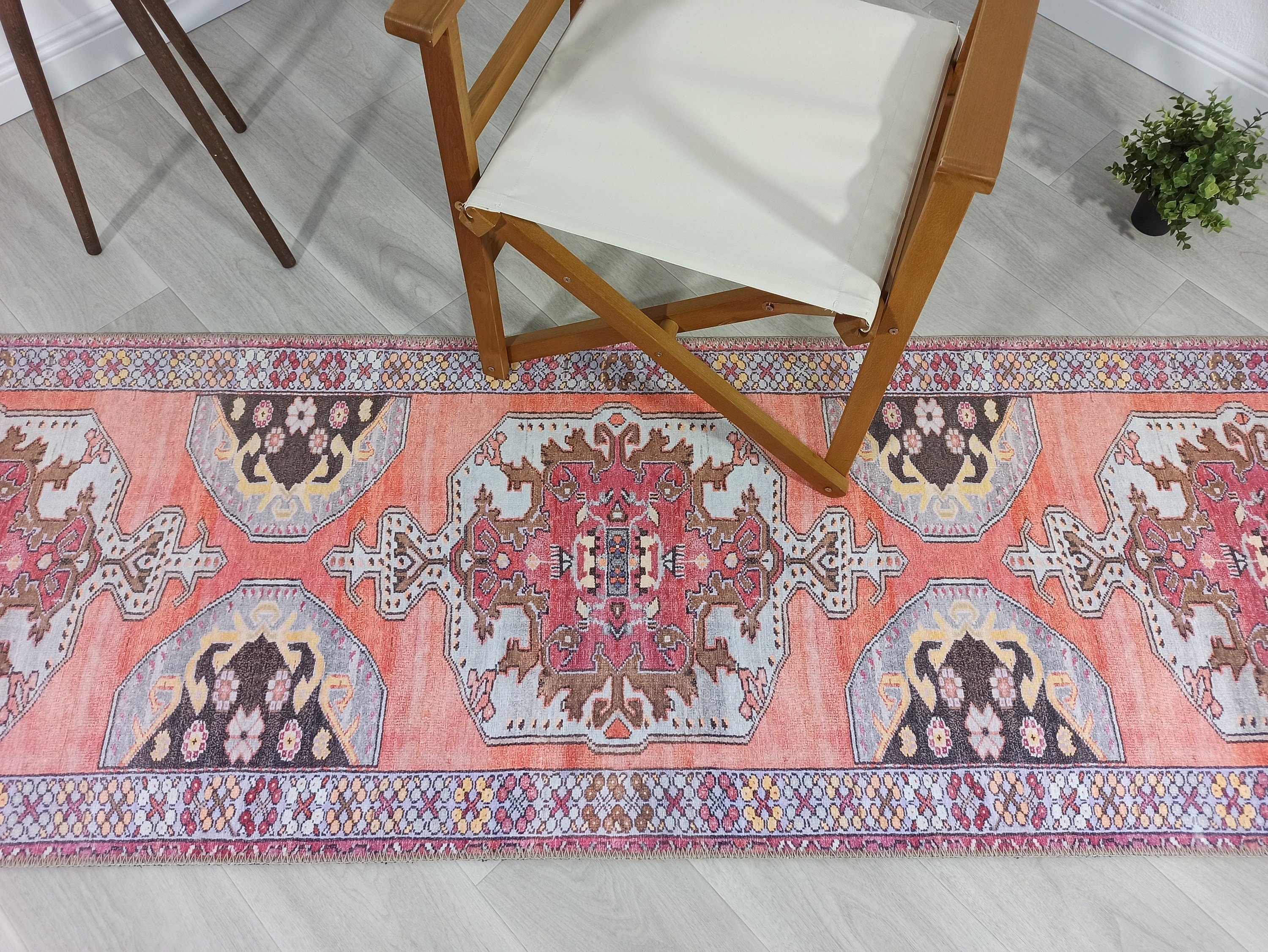 Mercan ve Mor Medalyonlu Vintage Türk Halısı