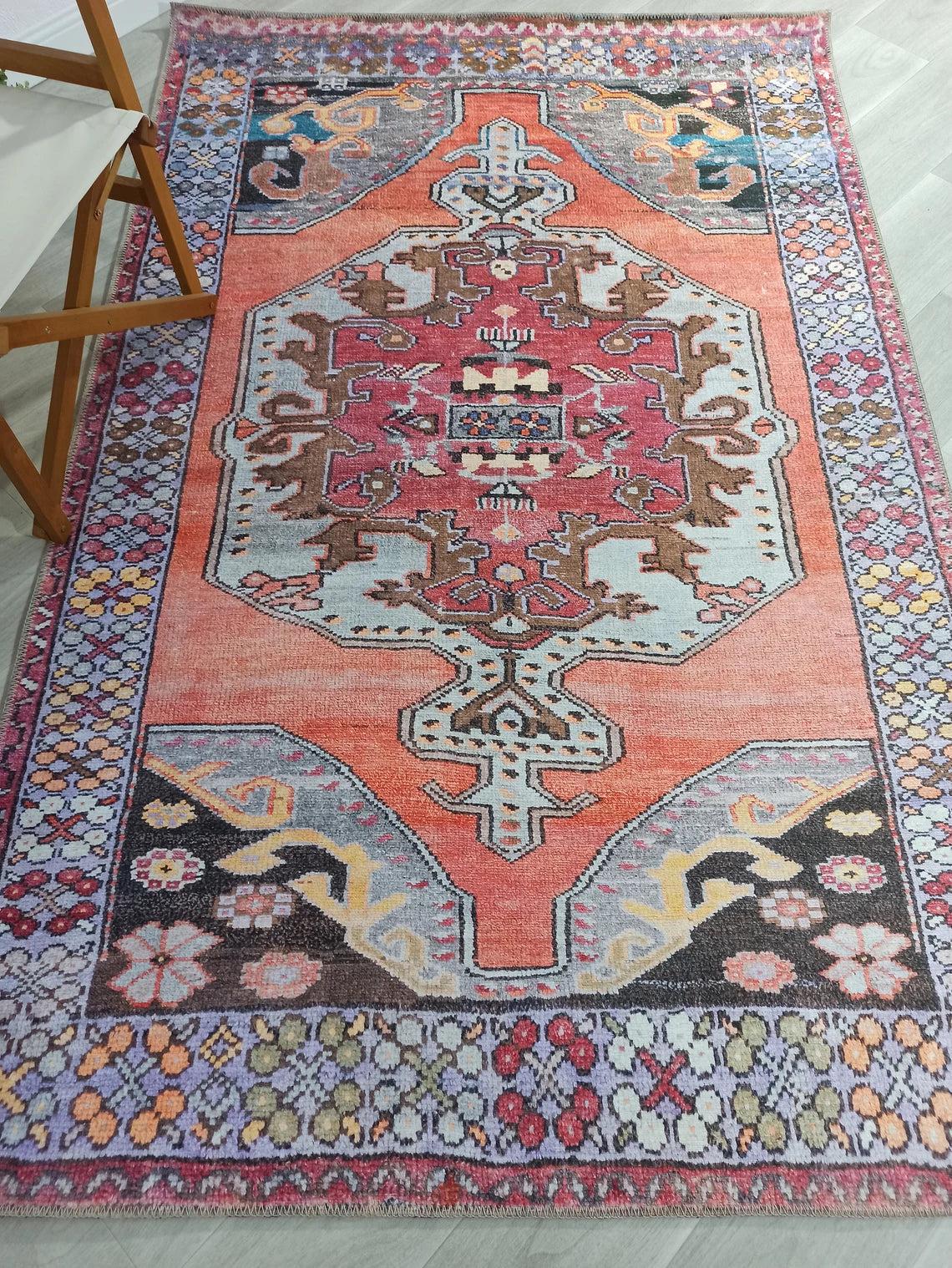 Mercan ve Mor Medalyonlu Vintage Türk Halısı