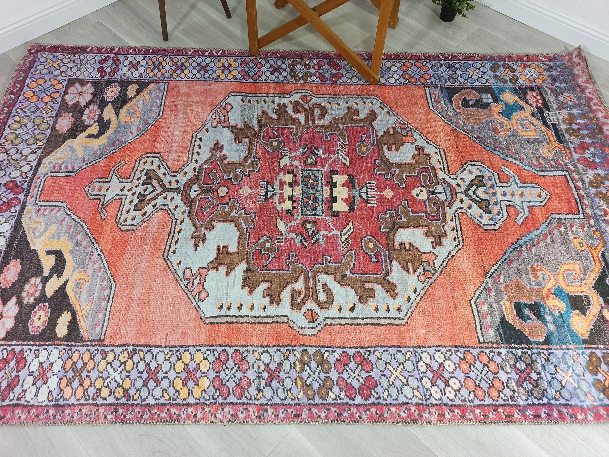 Mercan ve Mor Medalyonlu Vintage Türk Halısı