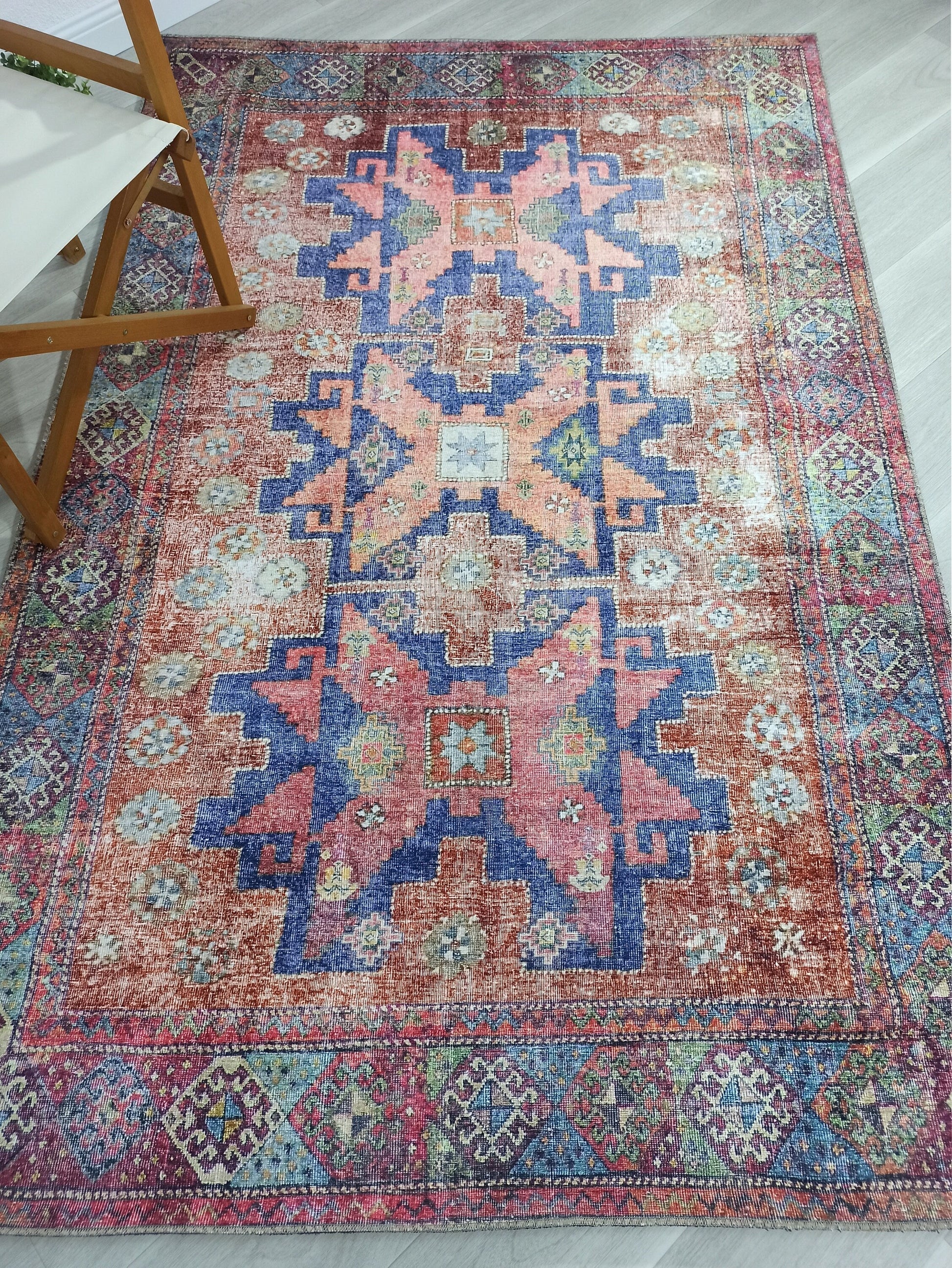 Kırmızı ve Mavi Medalyonlu Türk Halısı