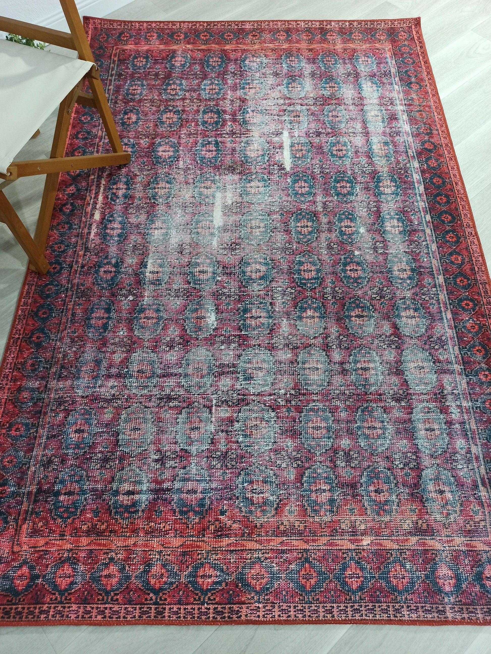Fuşya Pembe ve Kırmızı Desenli Vintage Halı