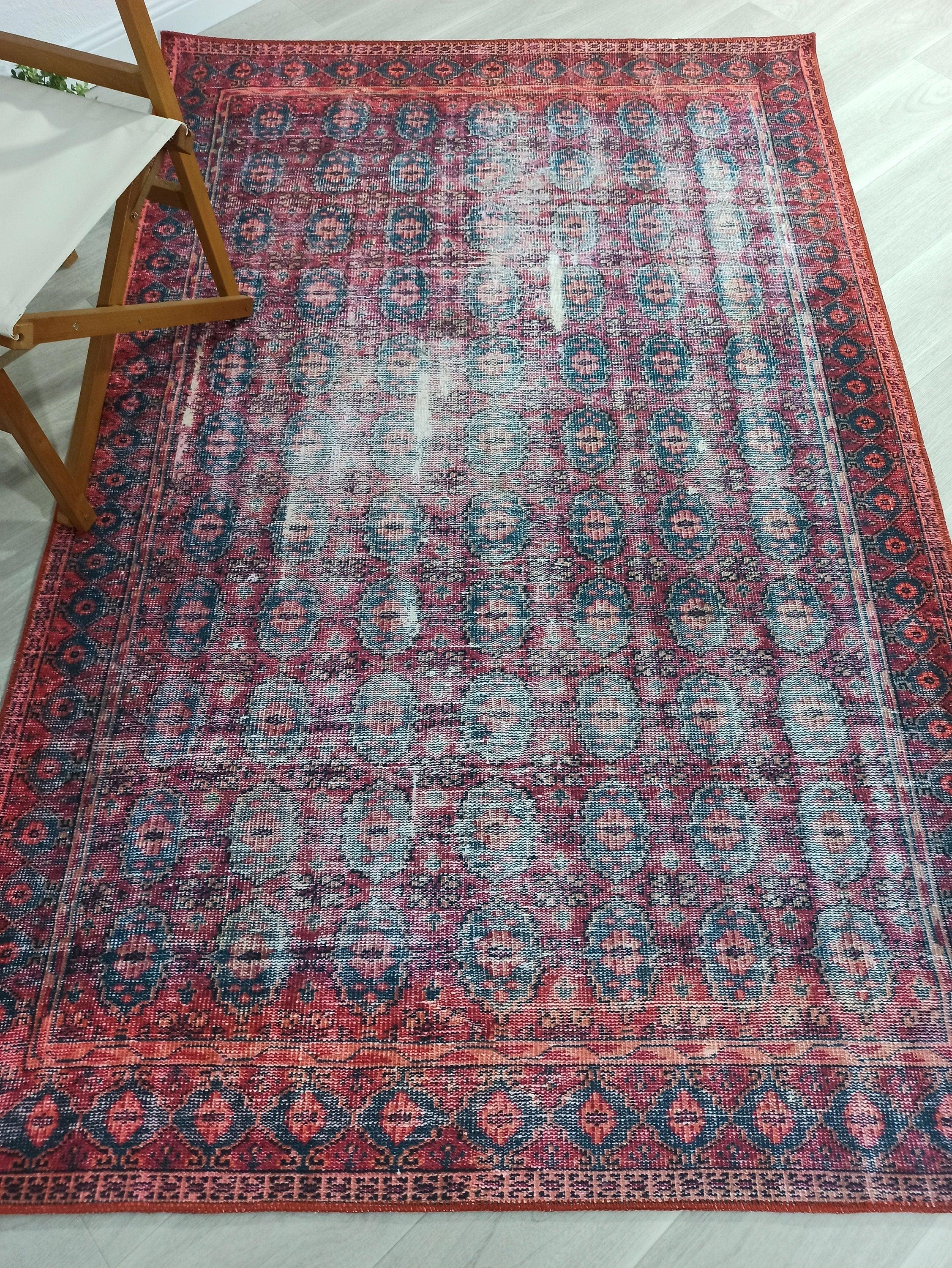 Fuşya Pembe ve Kırmızı Desenli Vintage Halı