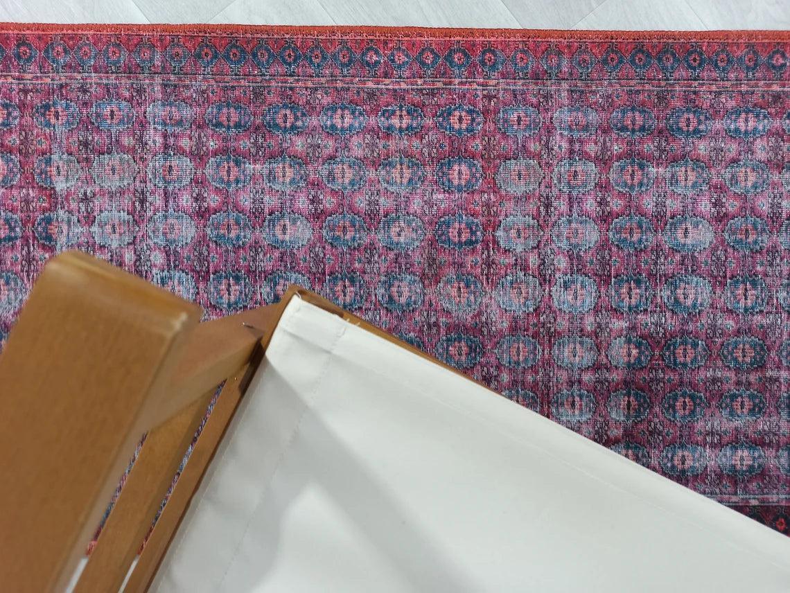 Fuşya Pembe ve Kırmızı Desenli Vintage Halı