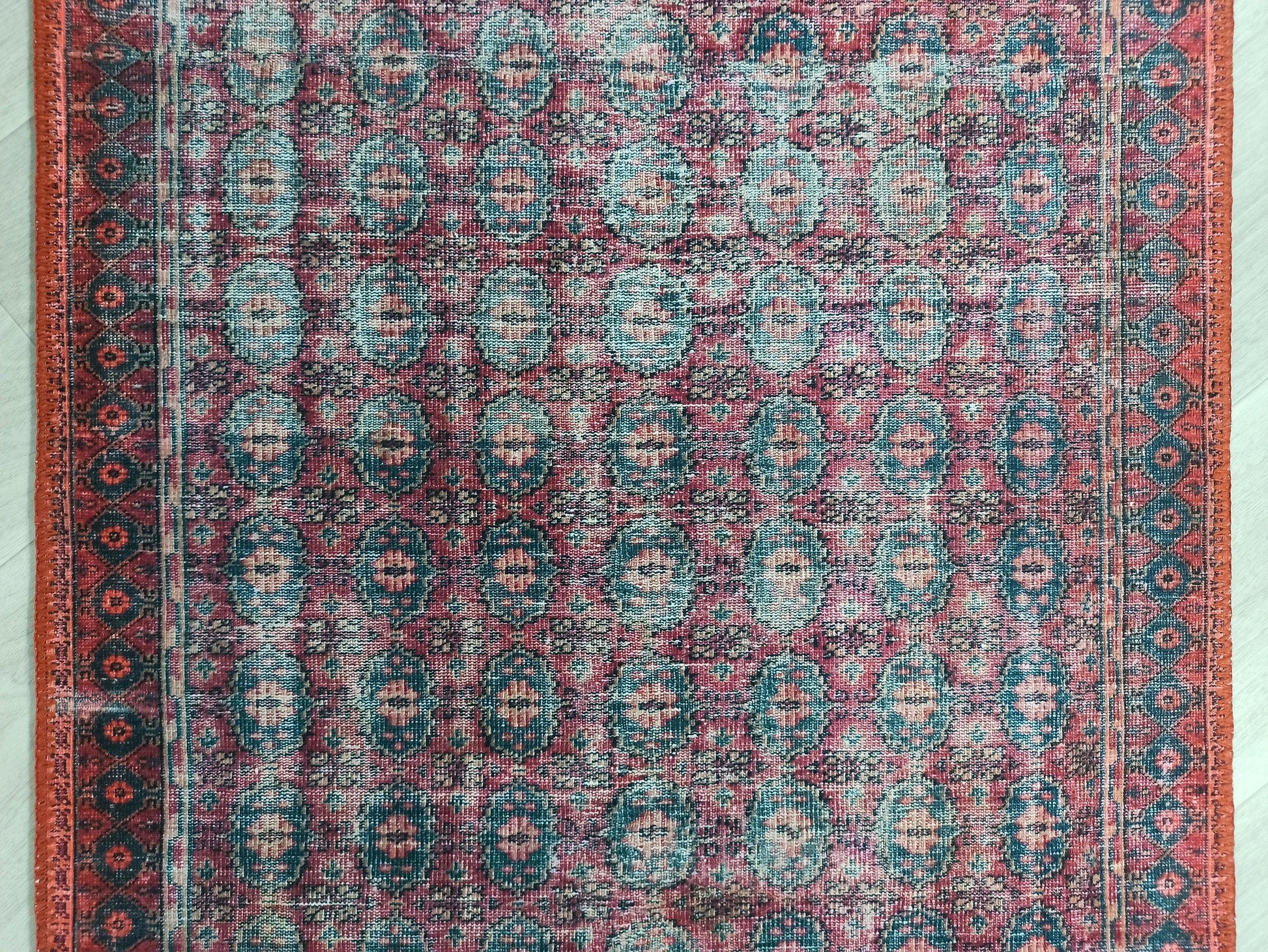 Fuşya Pembe ve Kırmızı Desenli Vintage Halı