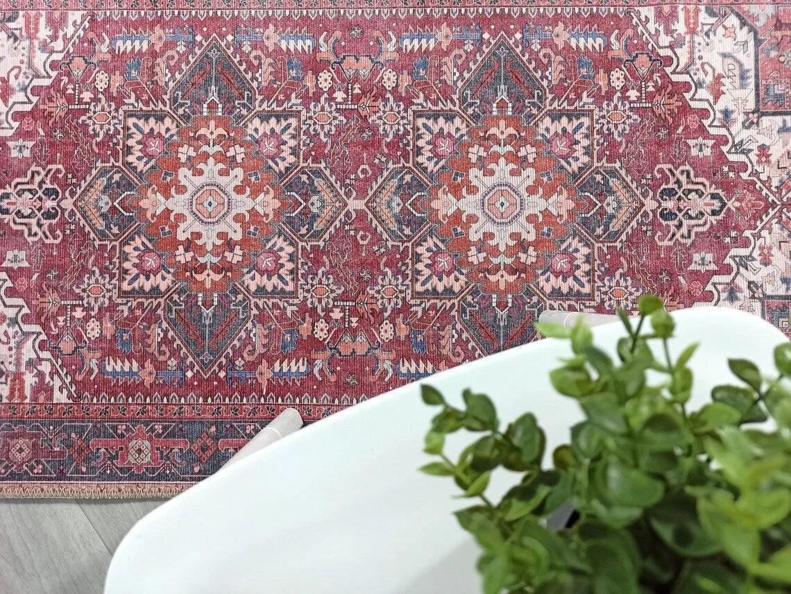 Fușya Pembe ve Kırmızı Madalyon Desenli Vintage Halı