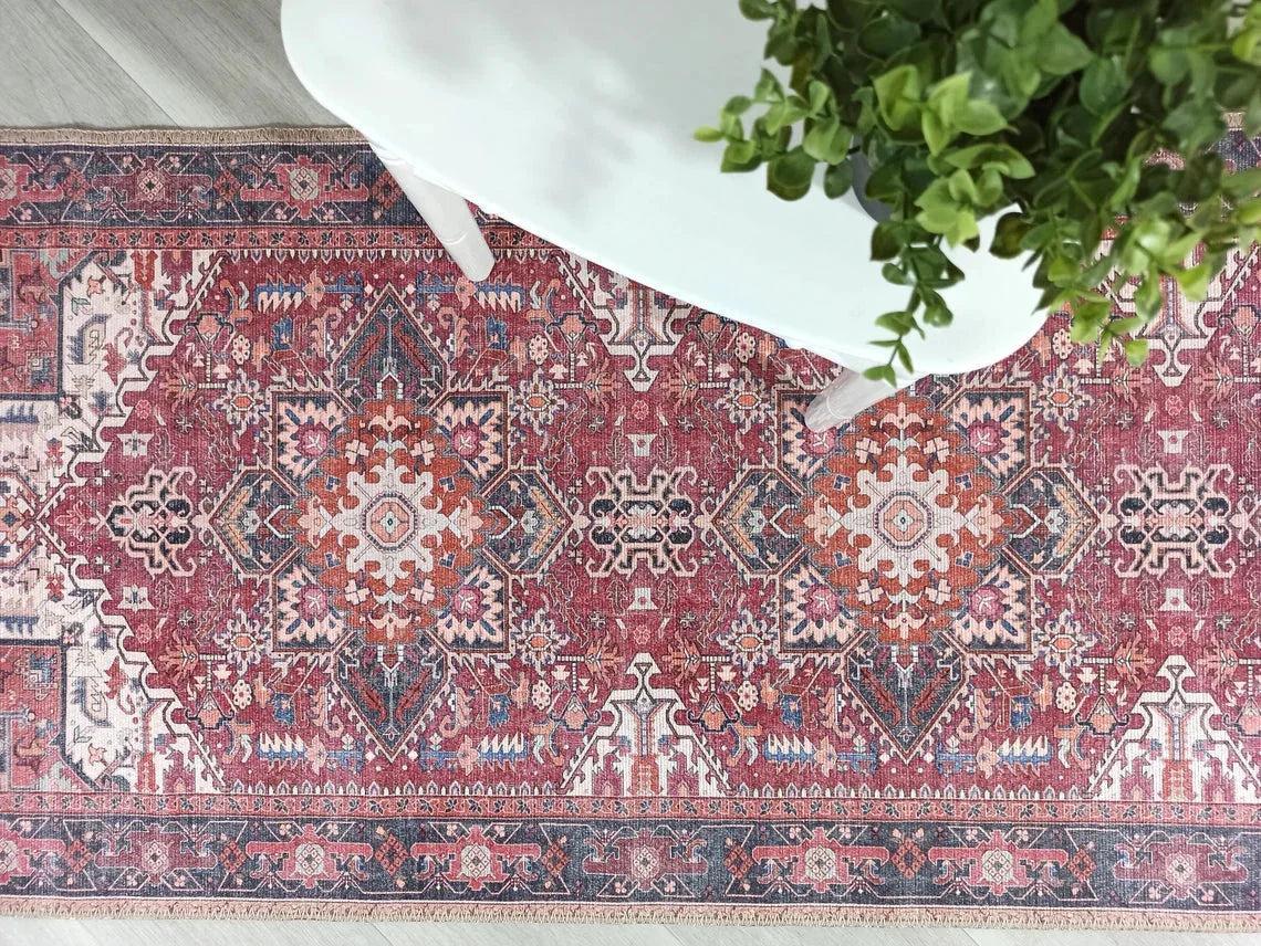 Fușya Pembe ve Kırmızı Madalyon Desenli Vintage Halı