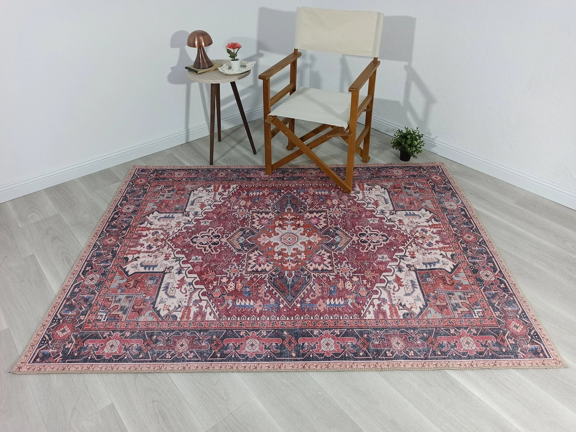 Fușya Pembe ve Kırmızı Madalyon Desenli Vintage Halı
