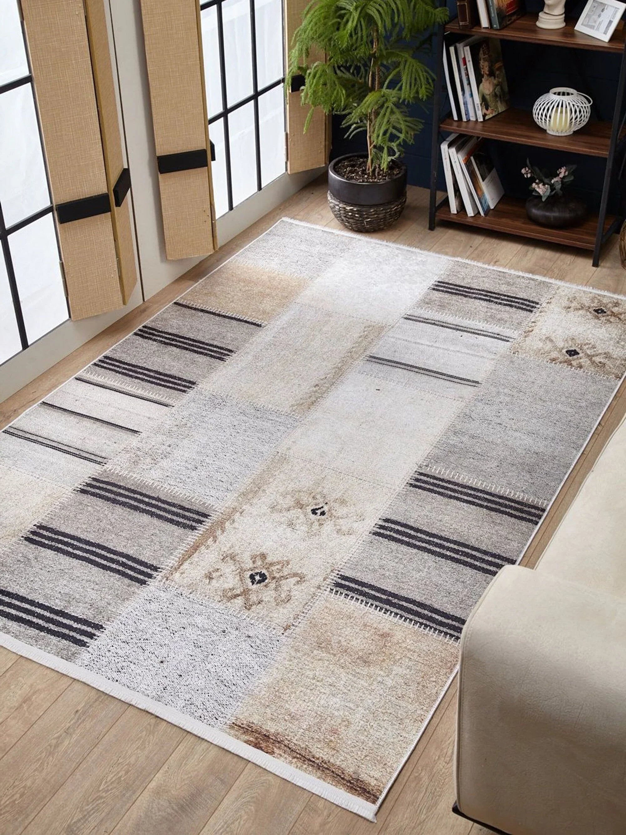 Geometrik Desenli Vintage Bej Siyah Kilim Halı
