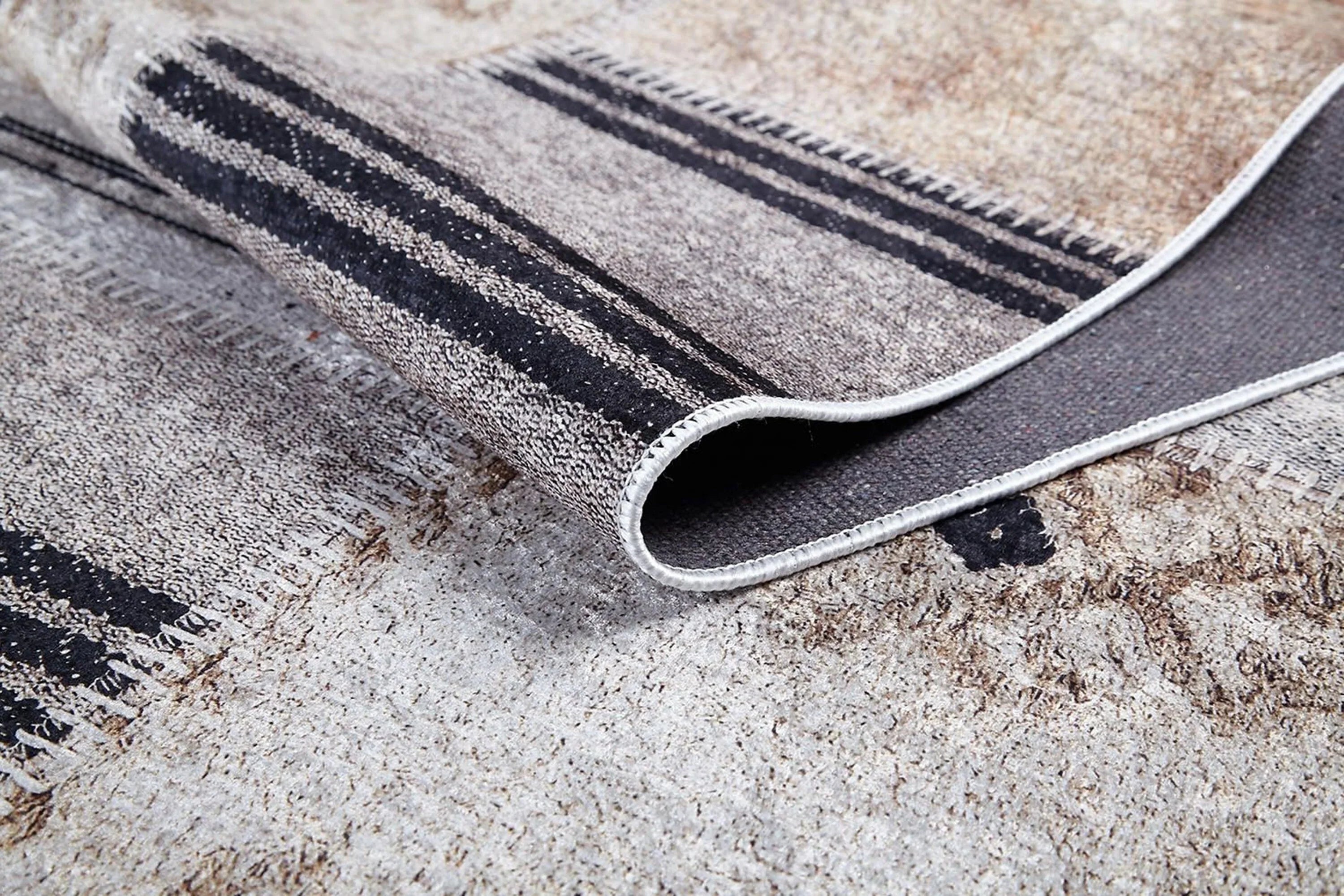 Geometrik Desenli Vintage Bej Siyah Kilim Halı