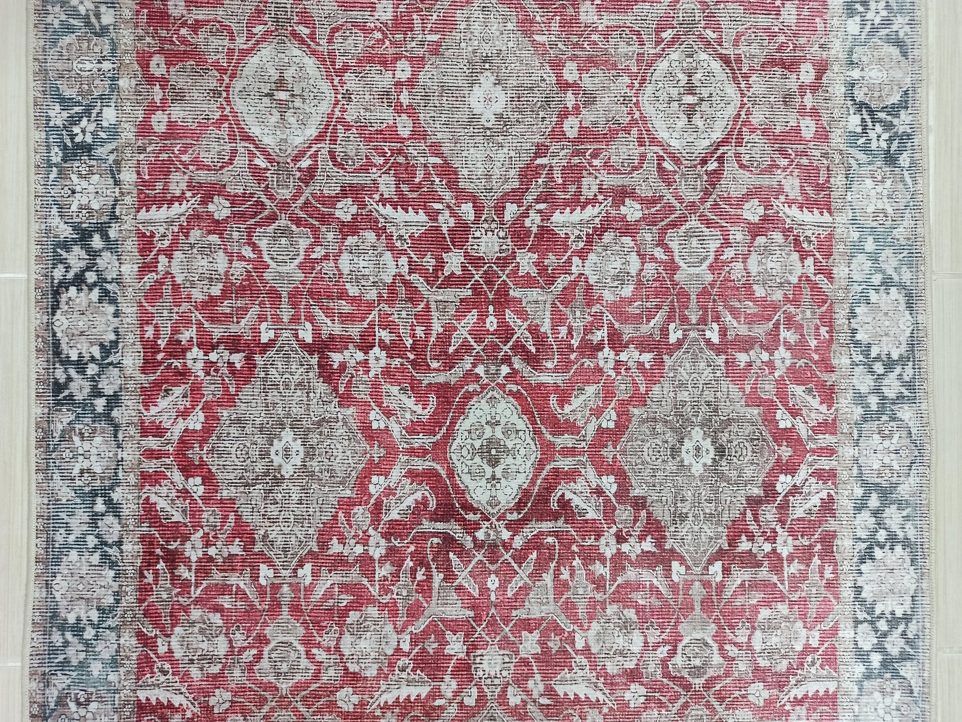 Kırmızı ve Gri Eskitme Medalyonlu Vintage Halı