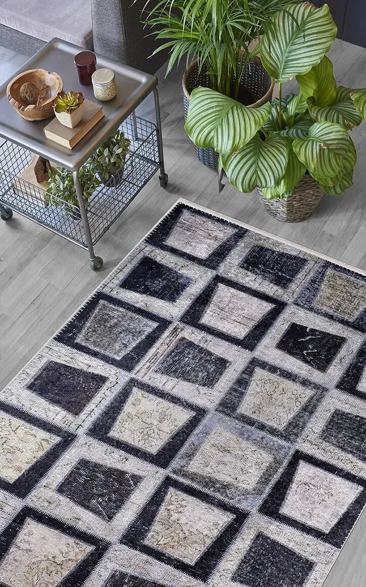 Gri Siyah Çerçeveli Kare Patchwork Görünümlü Halı
