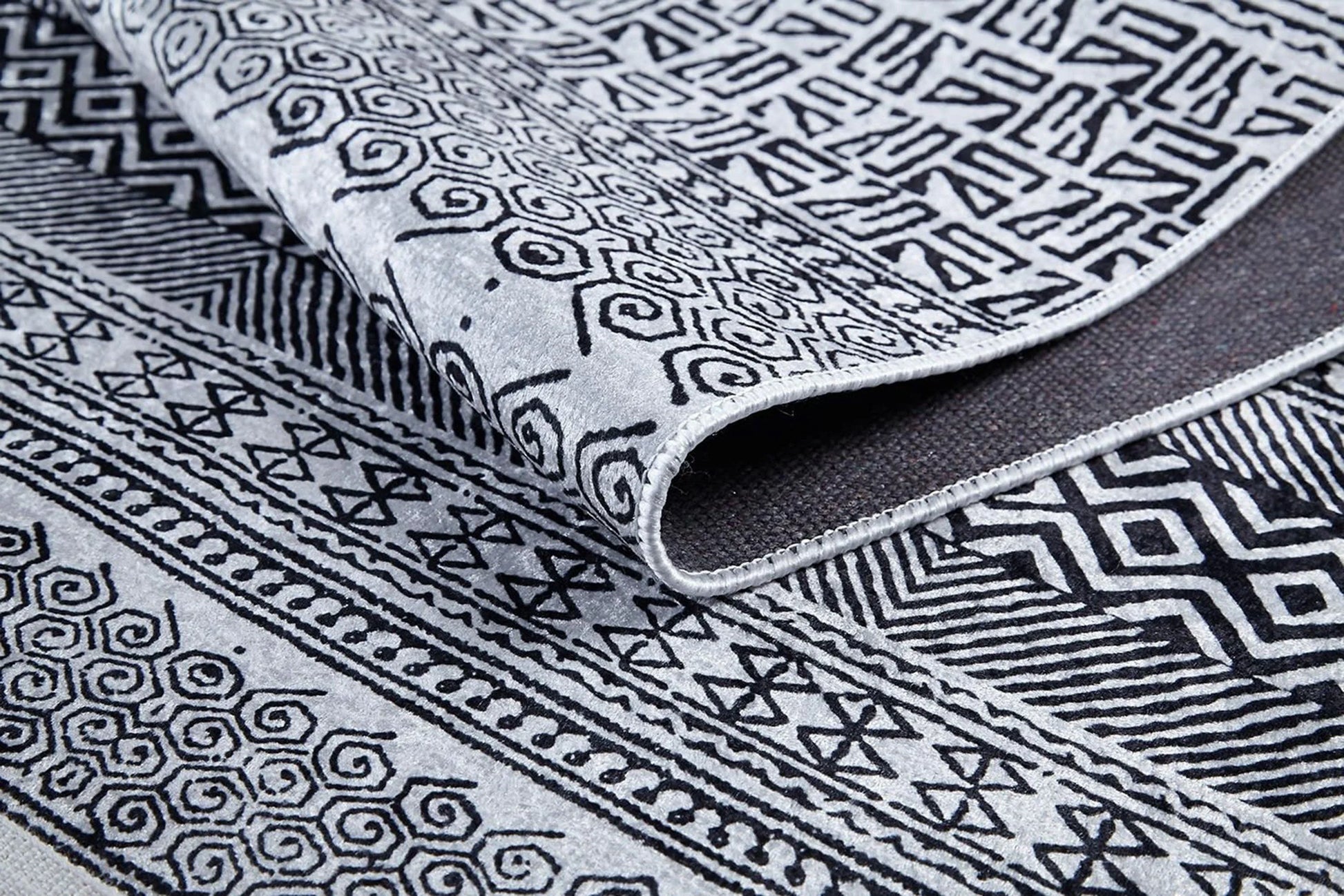 Gri Siyah Geometrik Desenli Halı