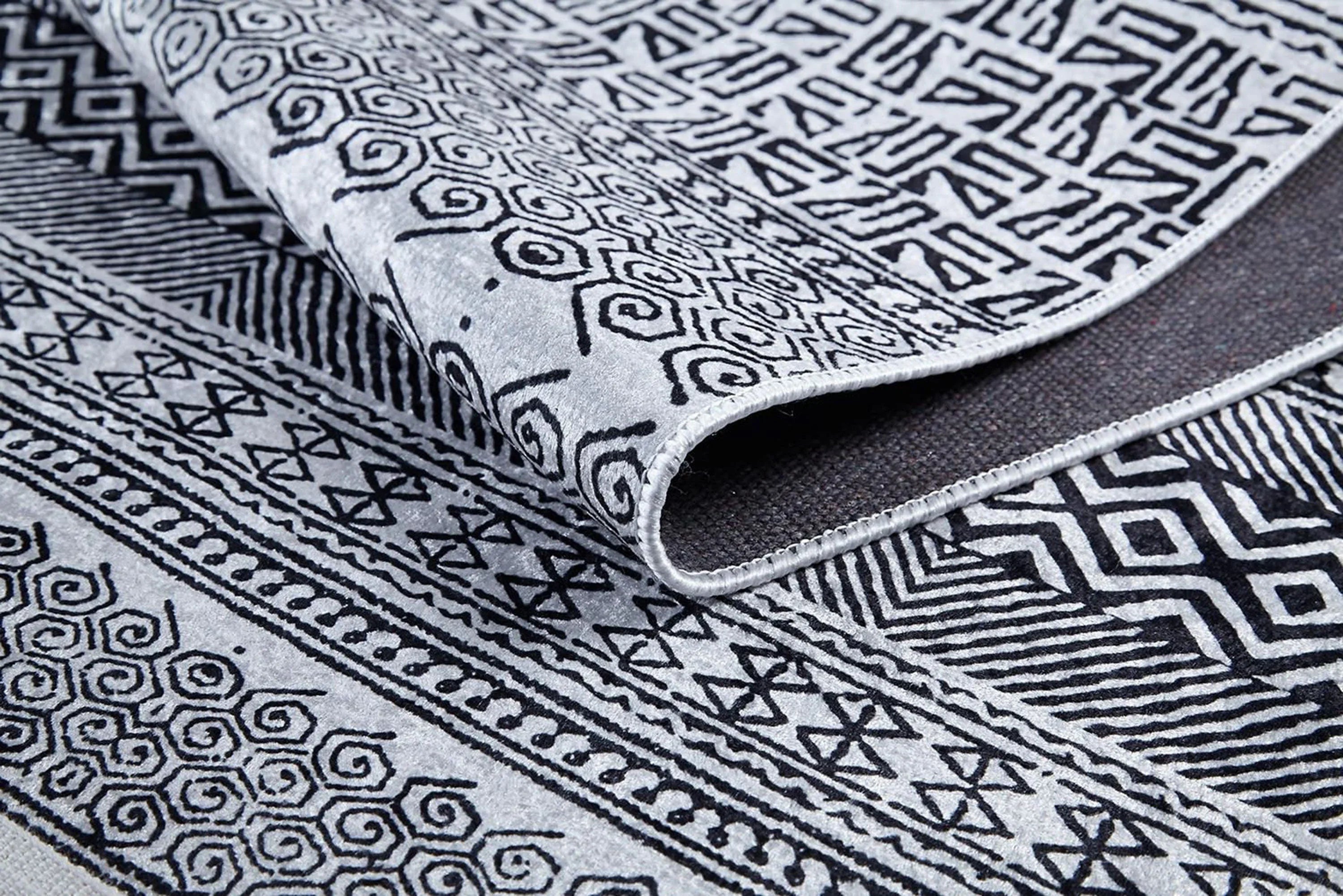 Gri Siyah Geometrik Desenli Halı