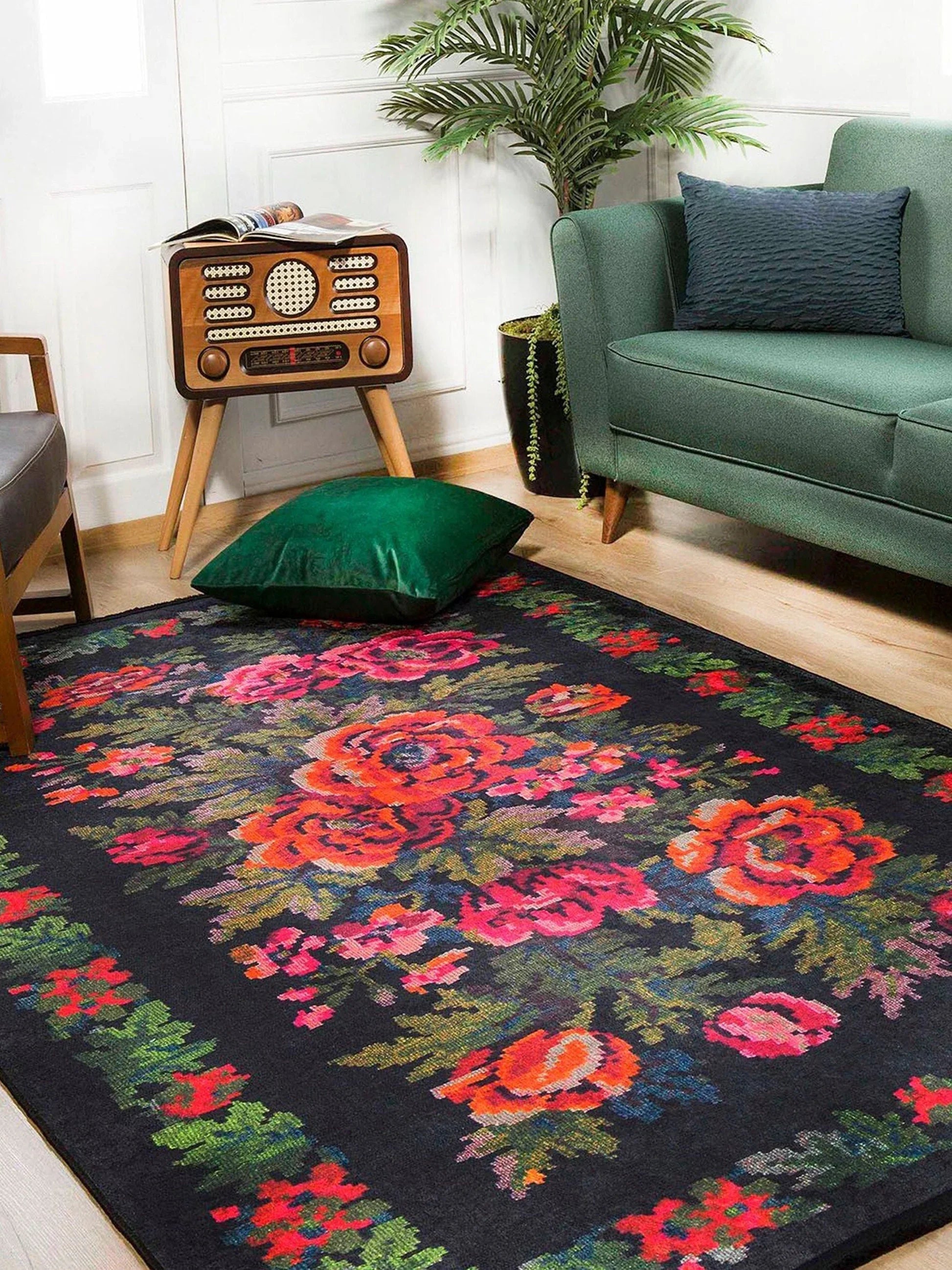 Gül Desenli Siyah Karabağ Kilim Halı