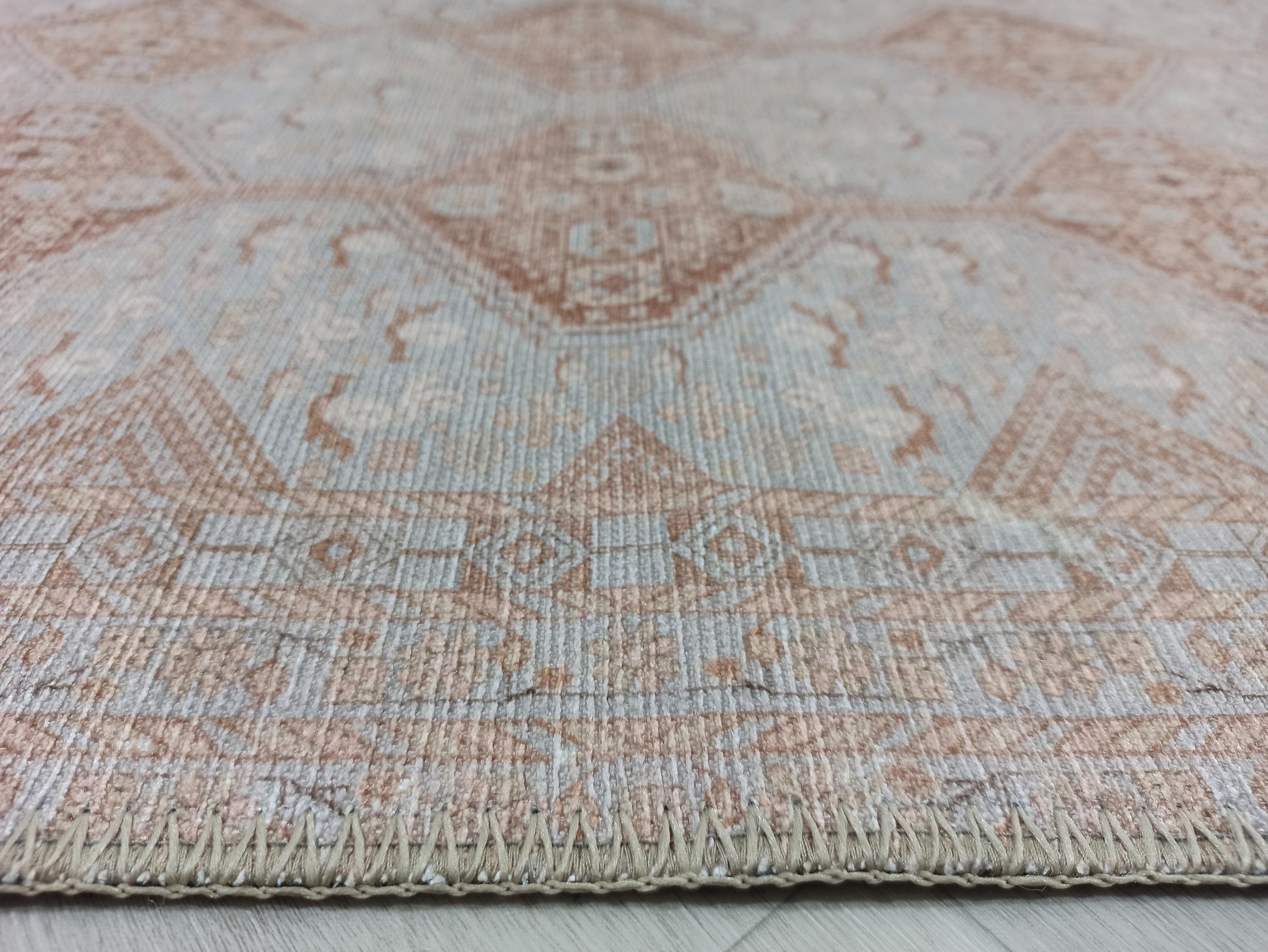 Bej ve Tarçın Tonlu Solgun Desenli Vintage Halı