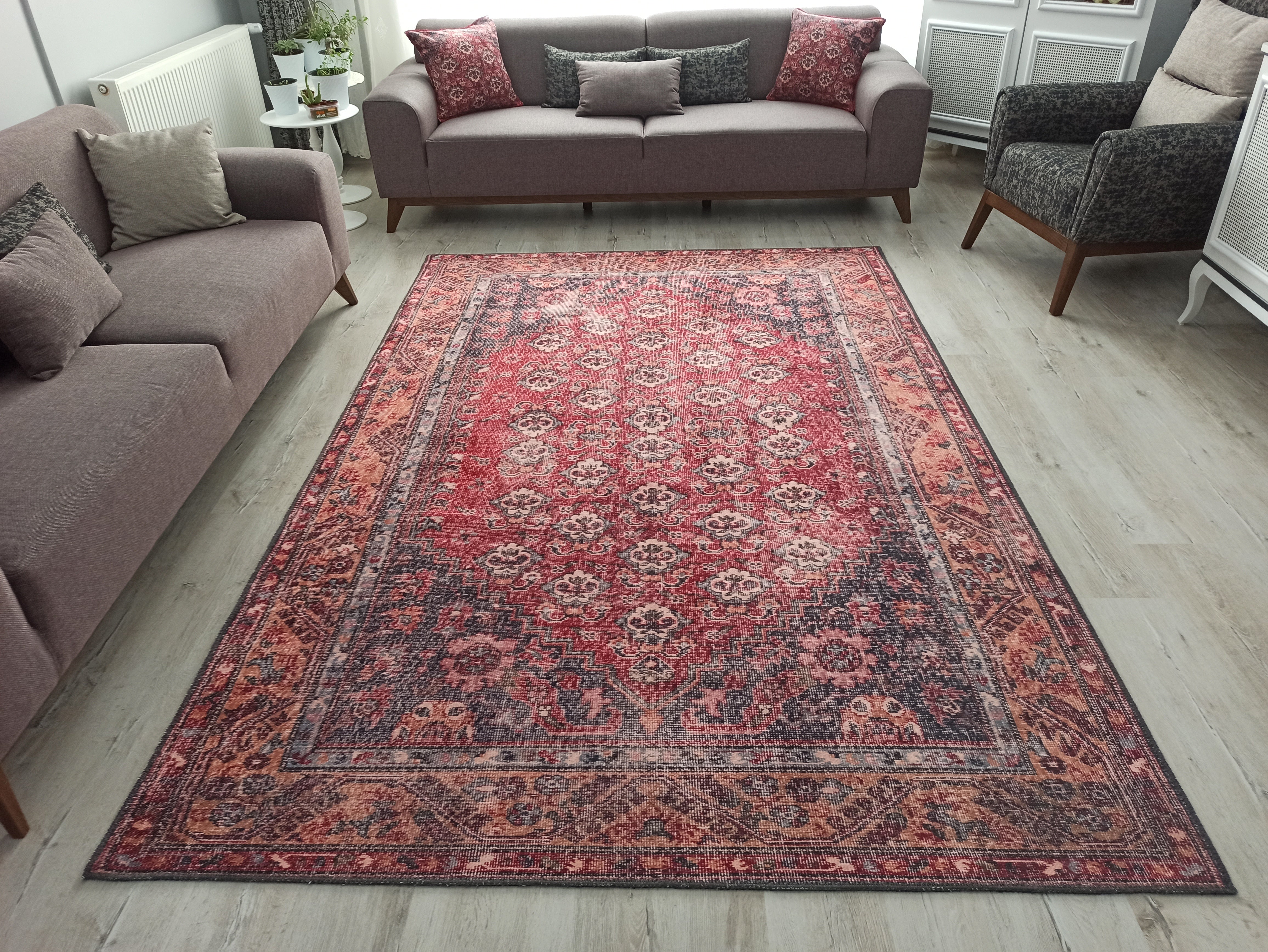 Bordo ve Lacivert Geometrik Desenli Geleneksel Halı