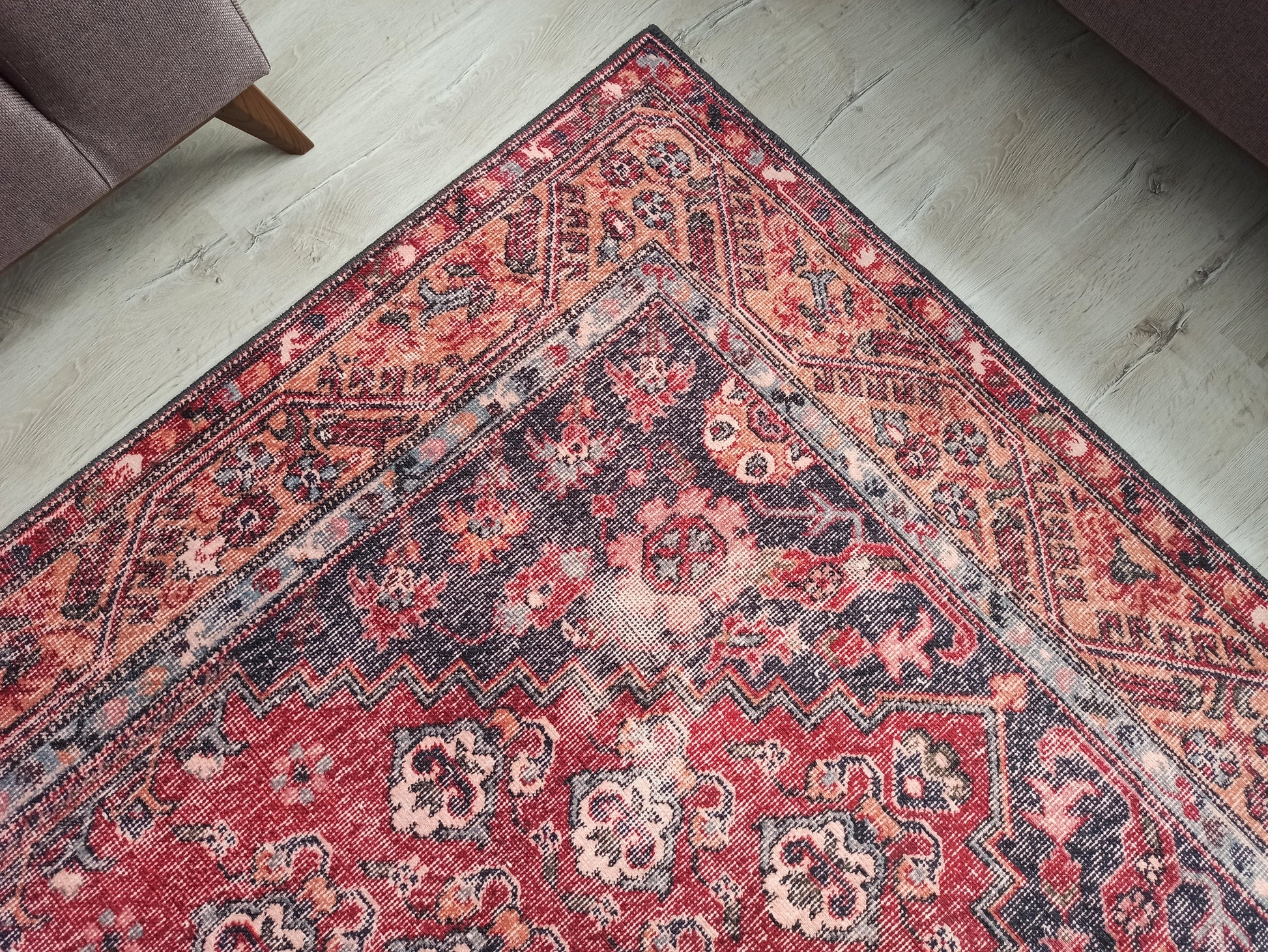 Bordo ve Lacivert Geometrik Desenli Geleneksel Halı