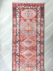 Canlı Pembe ve Turuncu Medalyonlu Vintage Halı