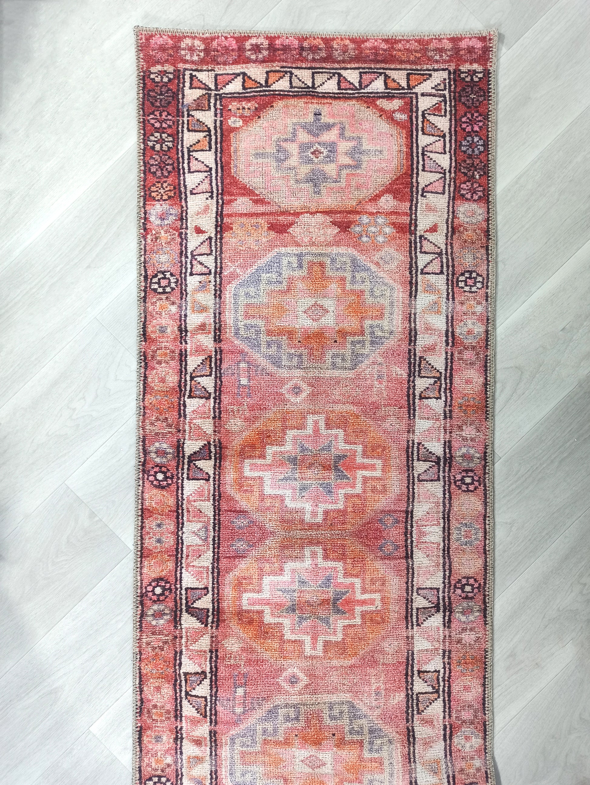 Canlı Pembe ve Turuncu Medalyonlu Vintage Halı