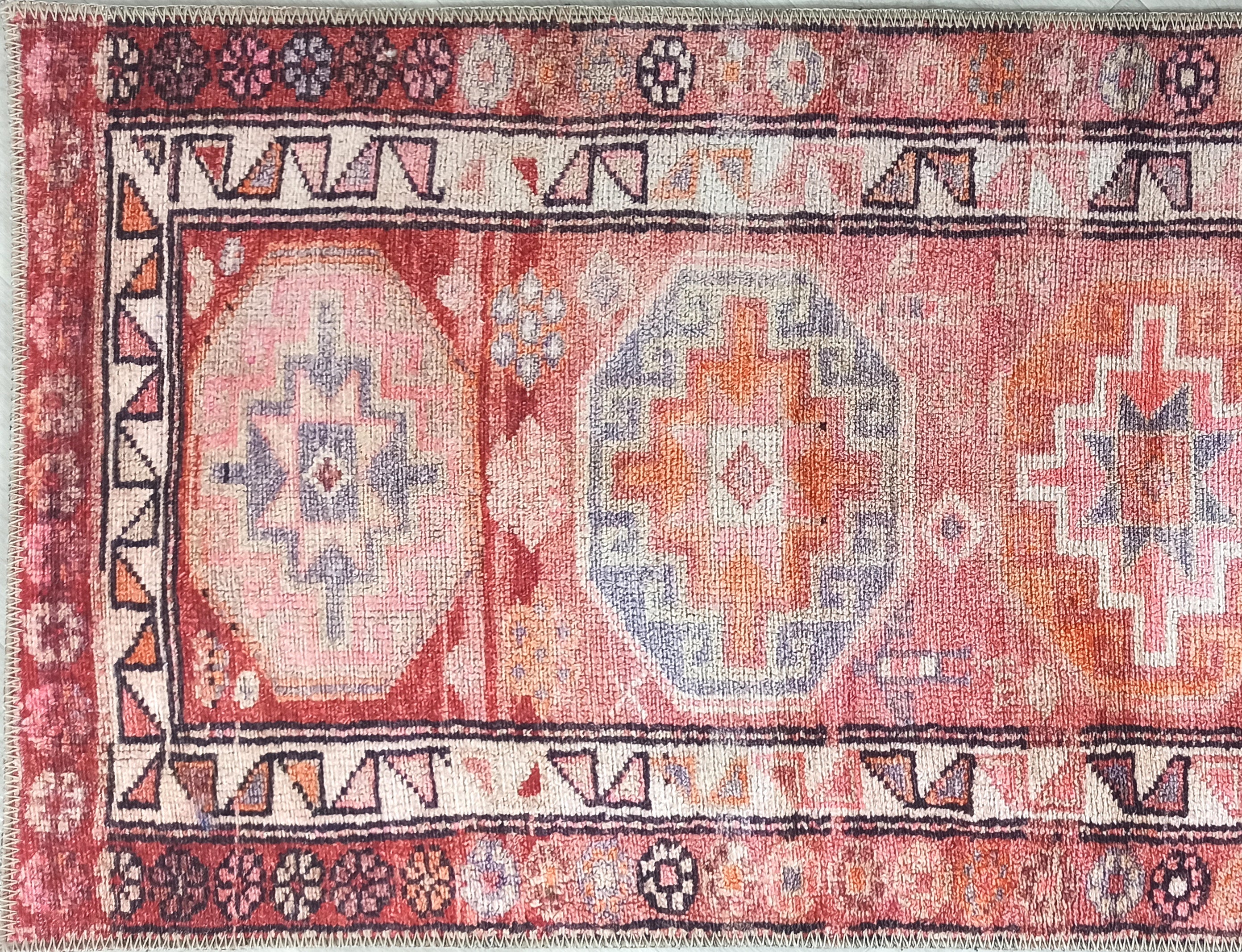 Canlı Pembe ve Turuncu Medalyonlu Vintage Halı