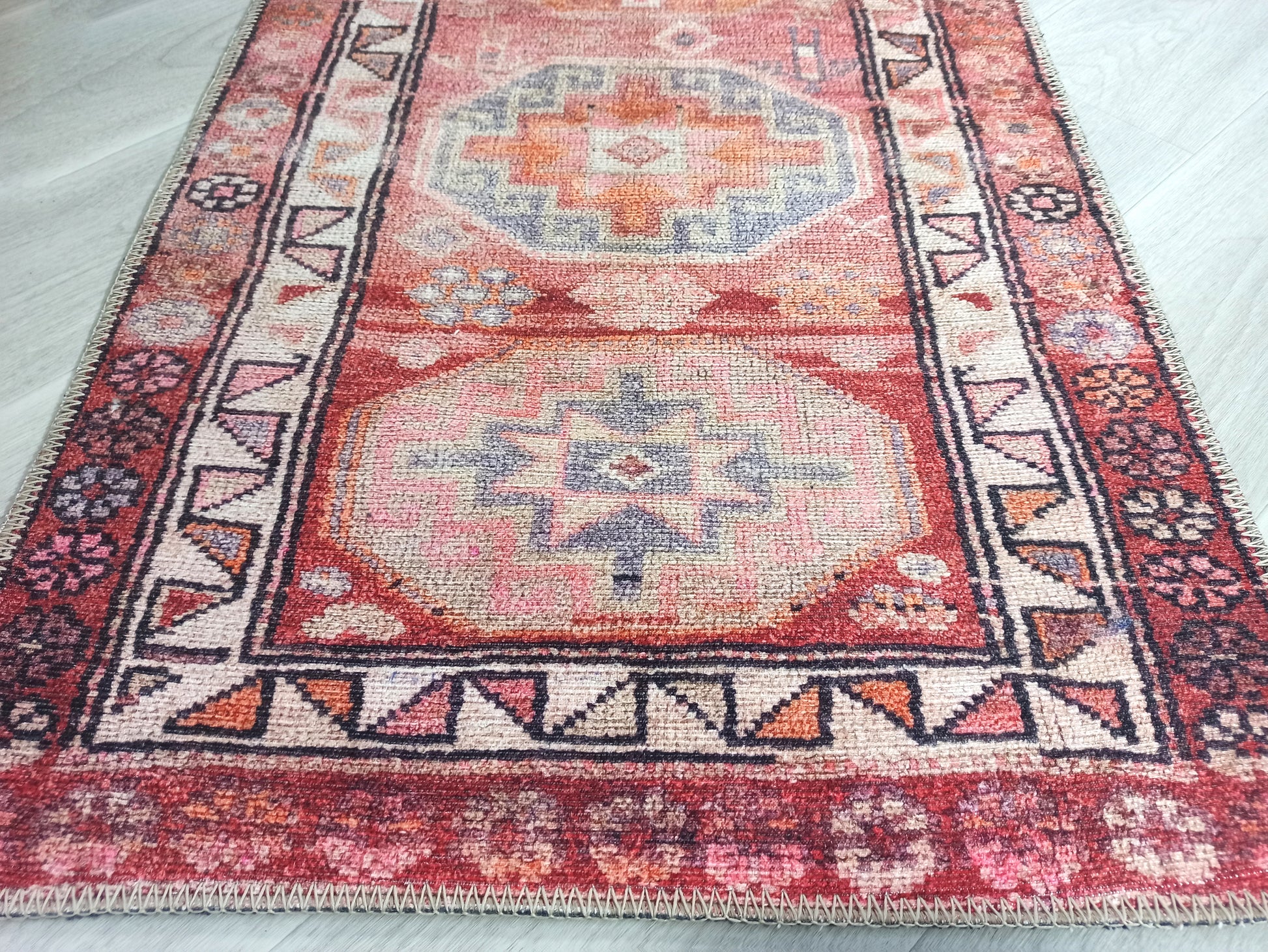 Canlı Pembe ve Turuncu Medalyonlu Vintage Halı