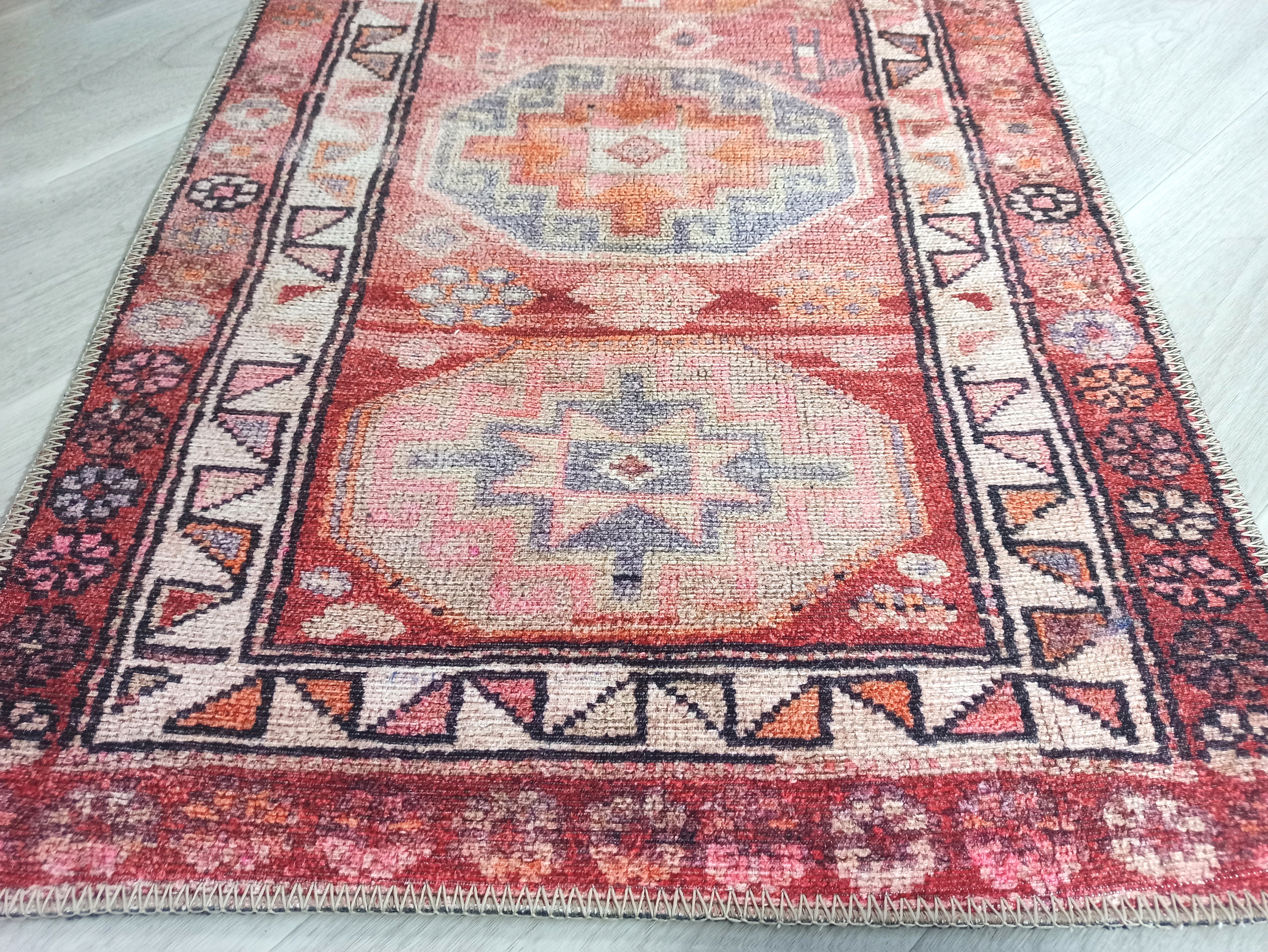 Canlı Pembe ve Turuncu Medalyonlu Vintage Halı
