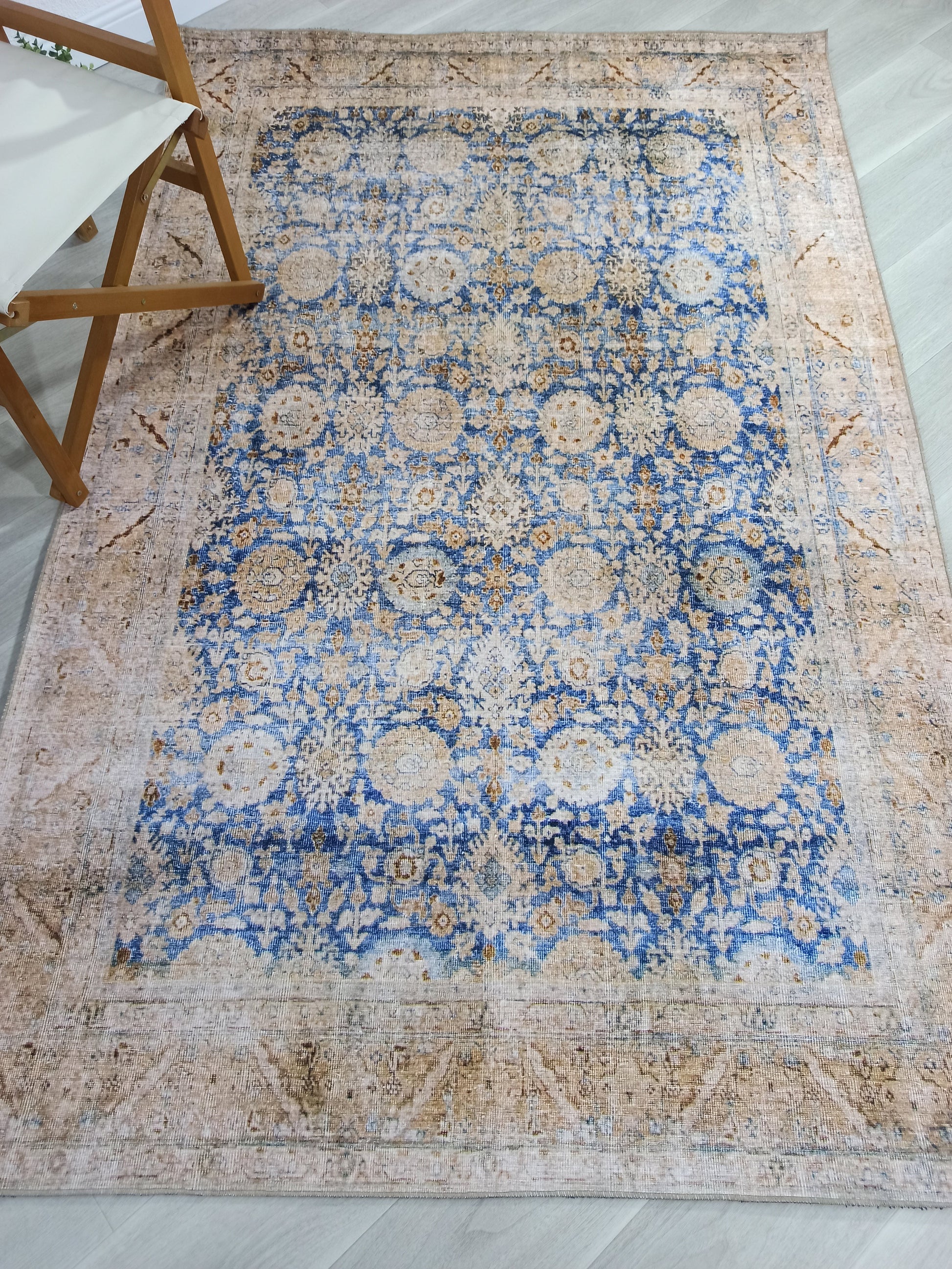 Mavi ve Bej Eskitme Desenli Vintage Halı