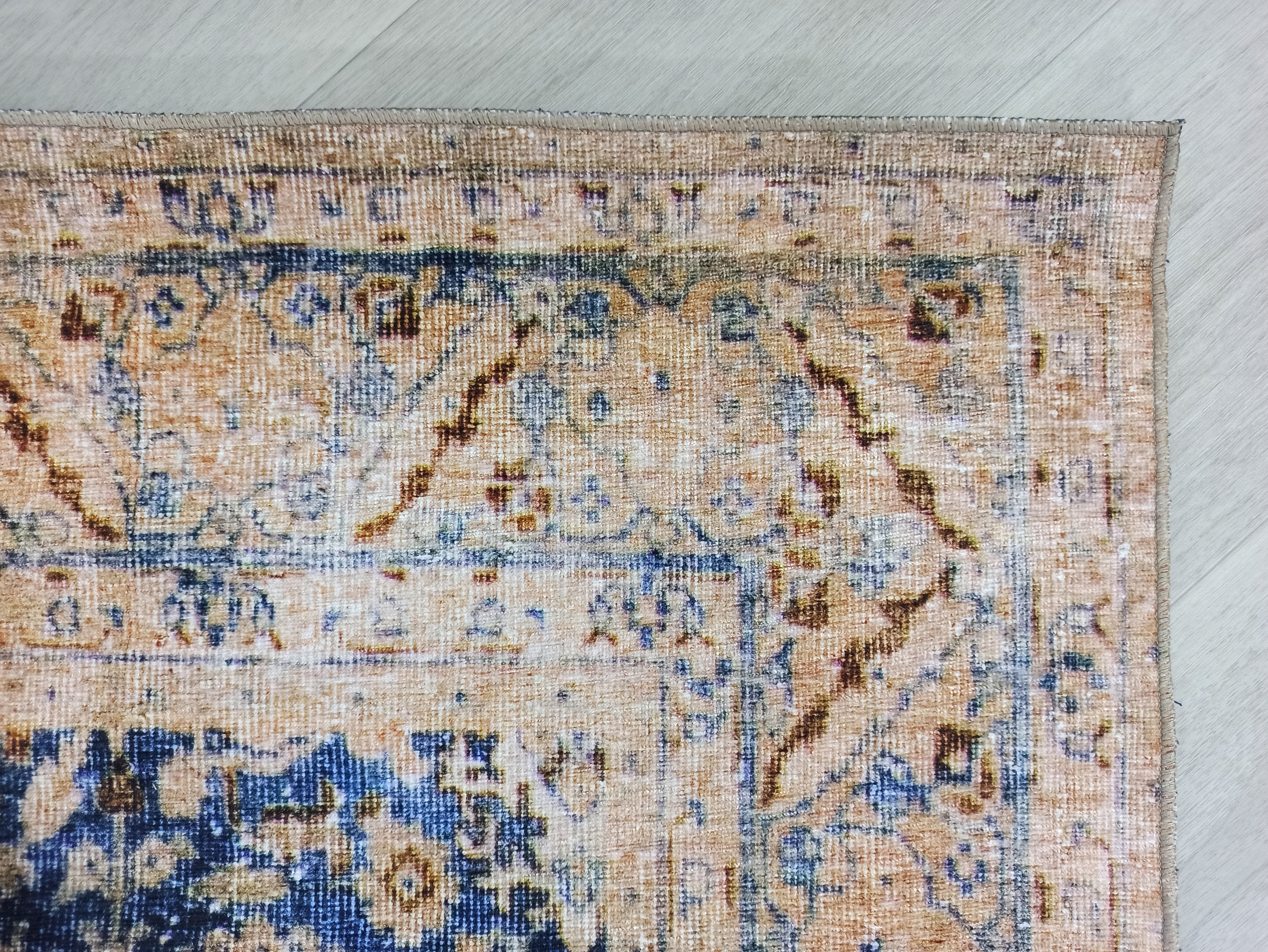 Mavi ve Bej Eskitme Desenli Vintage Halı