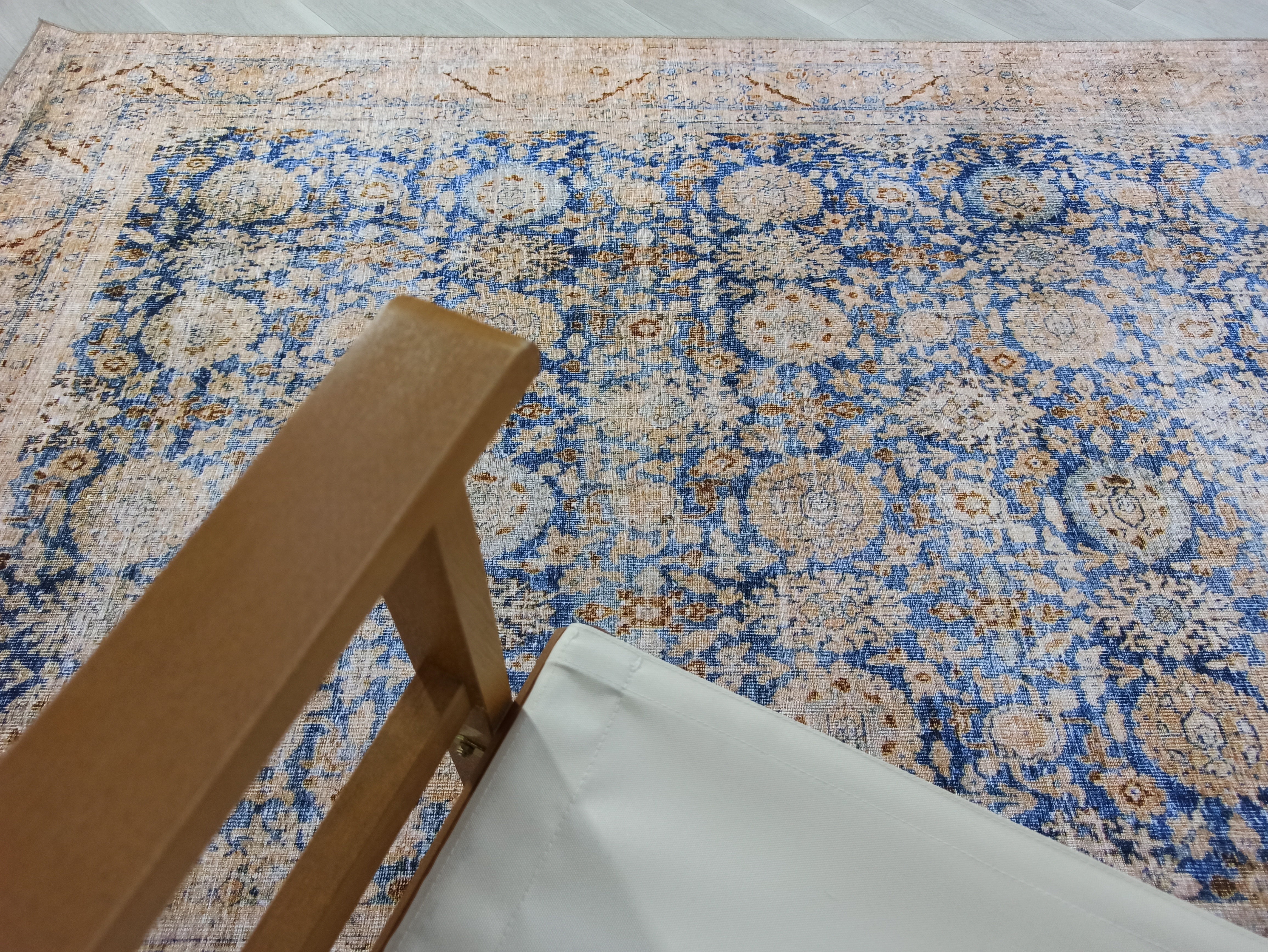Mavi ve Bej Eskitme Desenli Vintage Halı