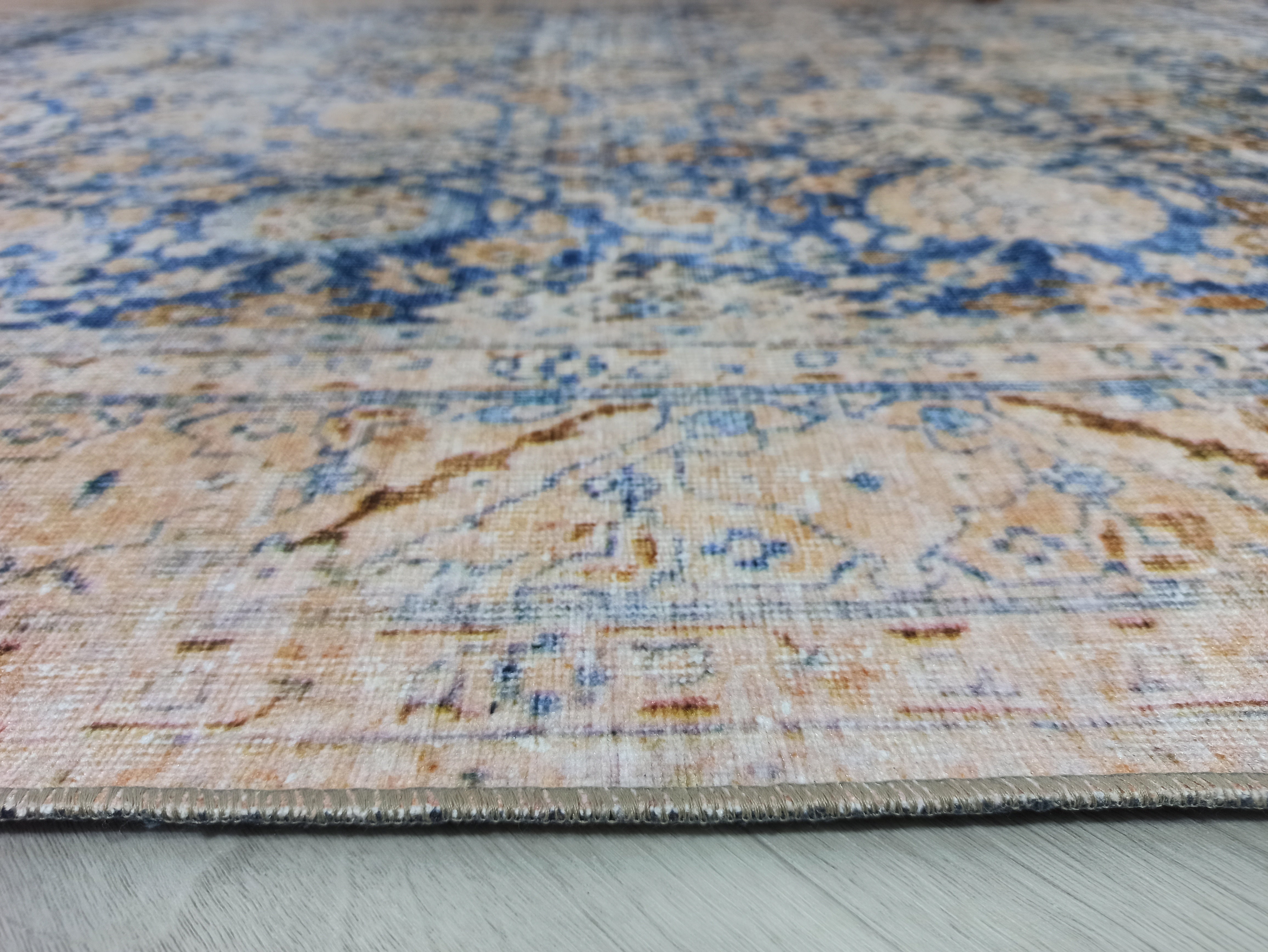 Mavi ve Bej Eskitme Desenli Vintage Halı