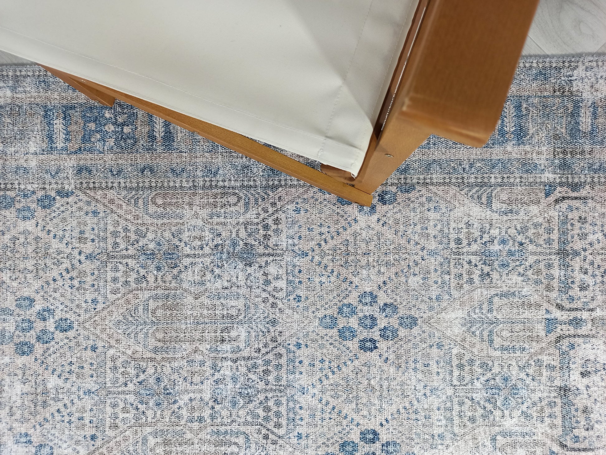 Mavi ve Gri Eskitme Desenli Vintage Halı