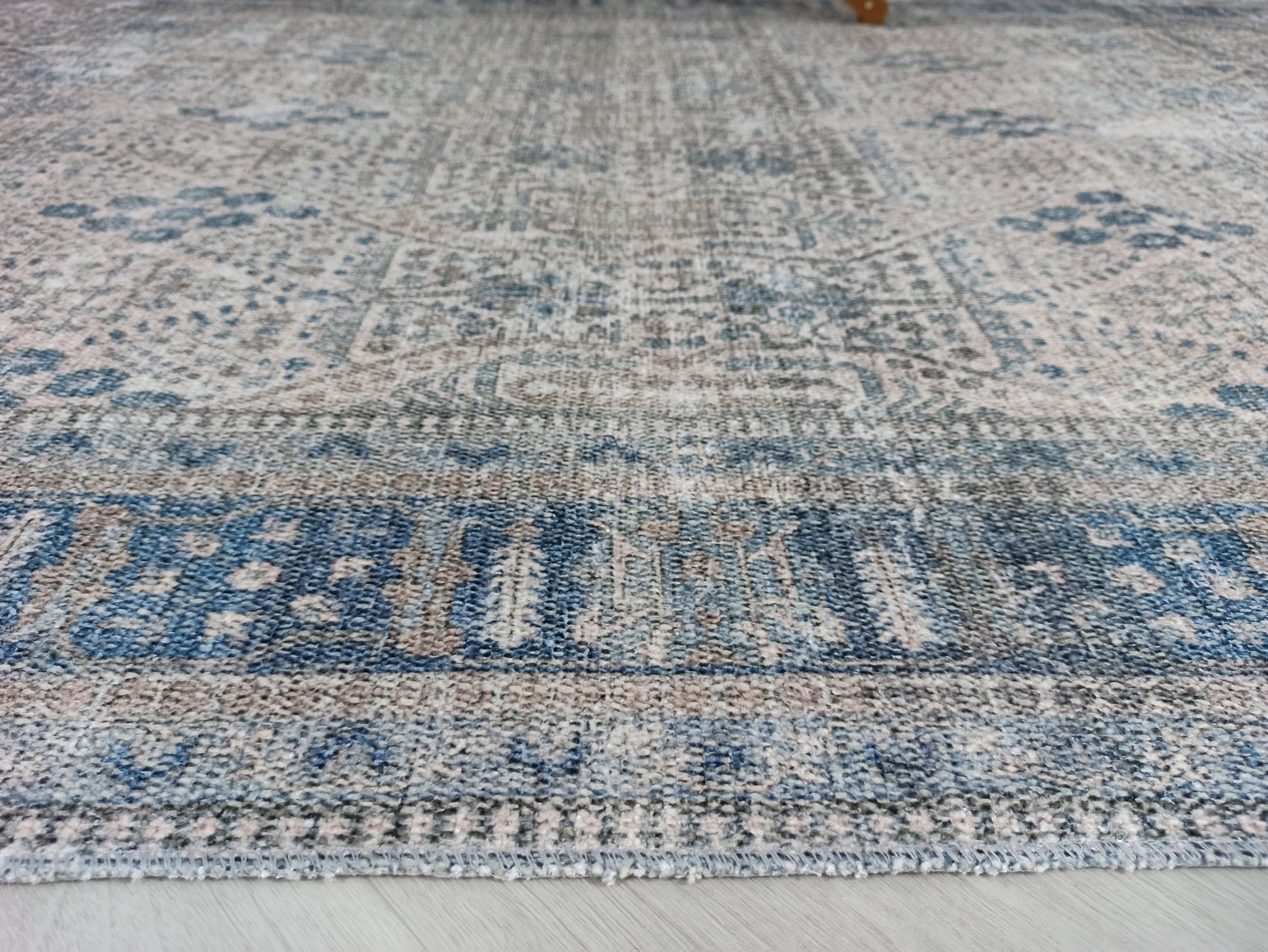 Mavi ve Gri Eskitme Desenli Vintage Halı