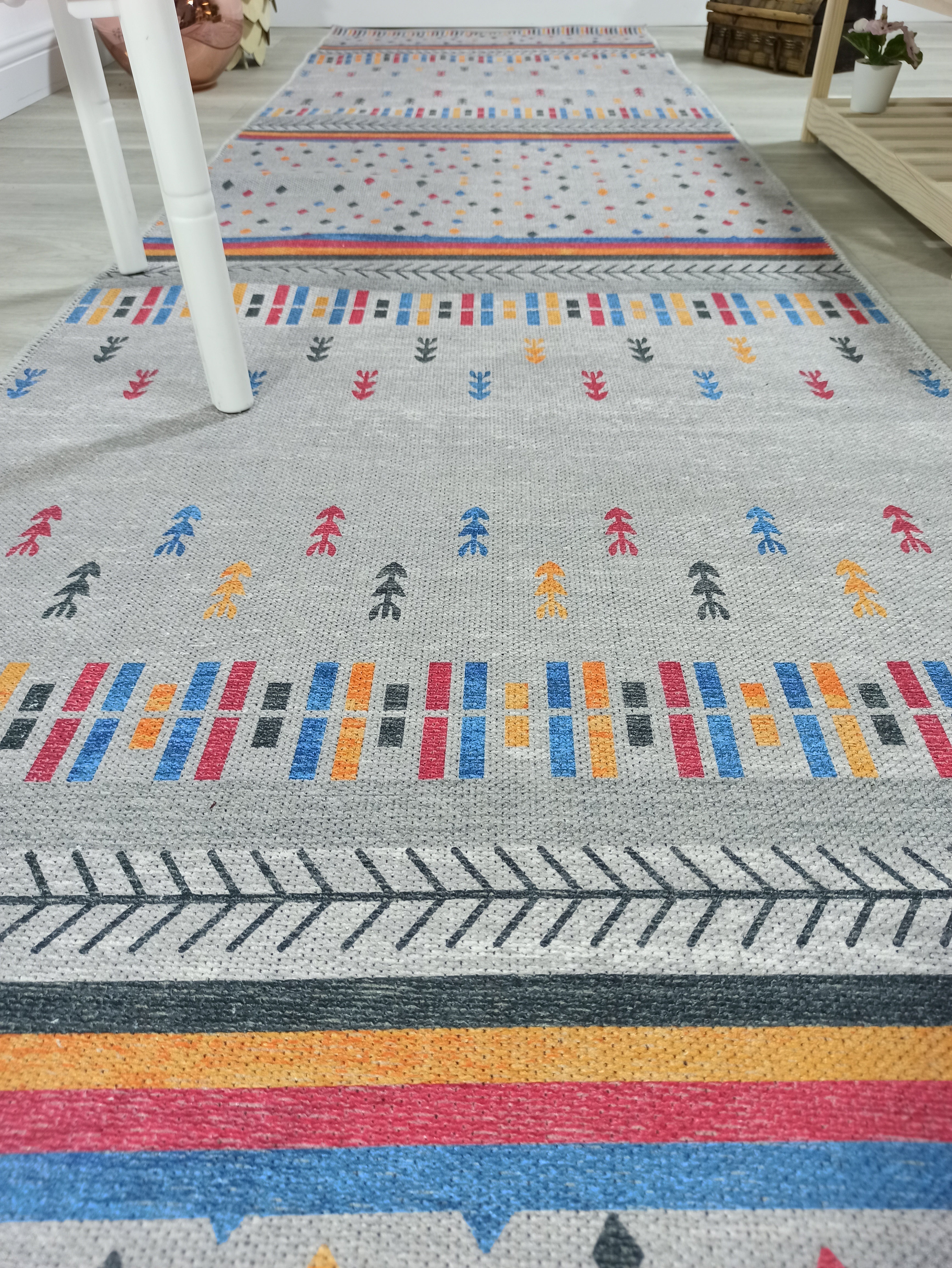 Gri ve Çok Renkli Geometrik Desenli Modern Yolluk