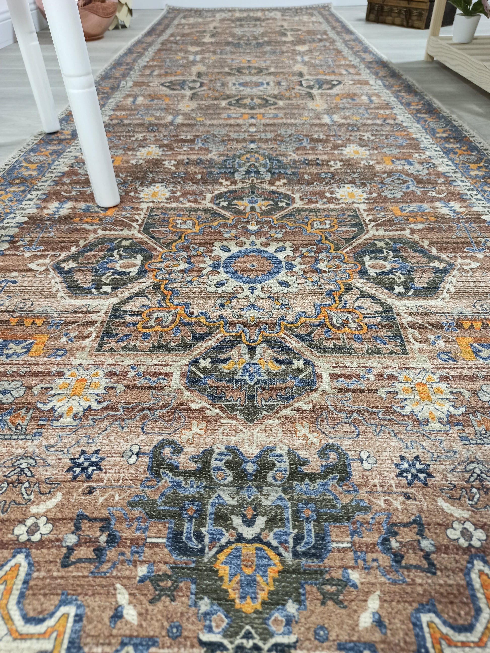 Kahve ve Lacivert Medalyonlu Toprak Tonlu Vintage Yolluk