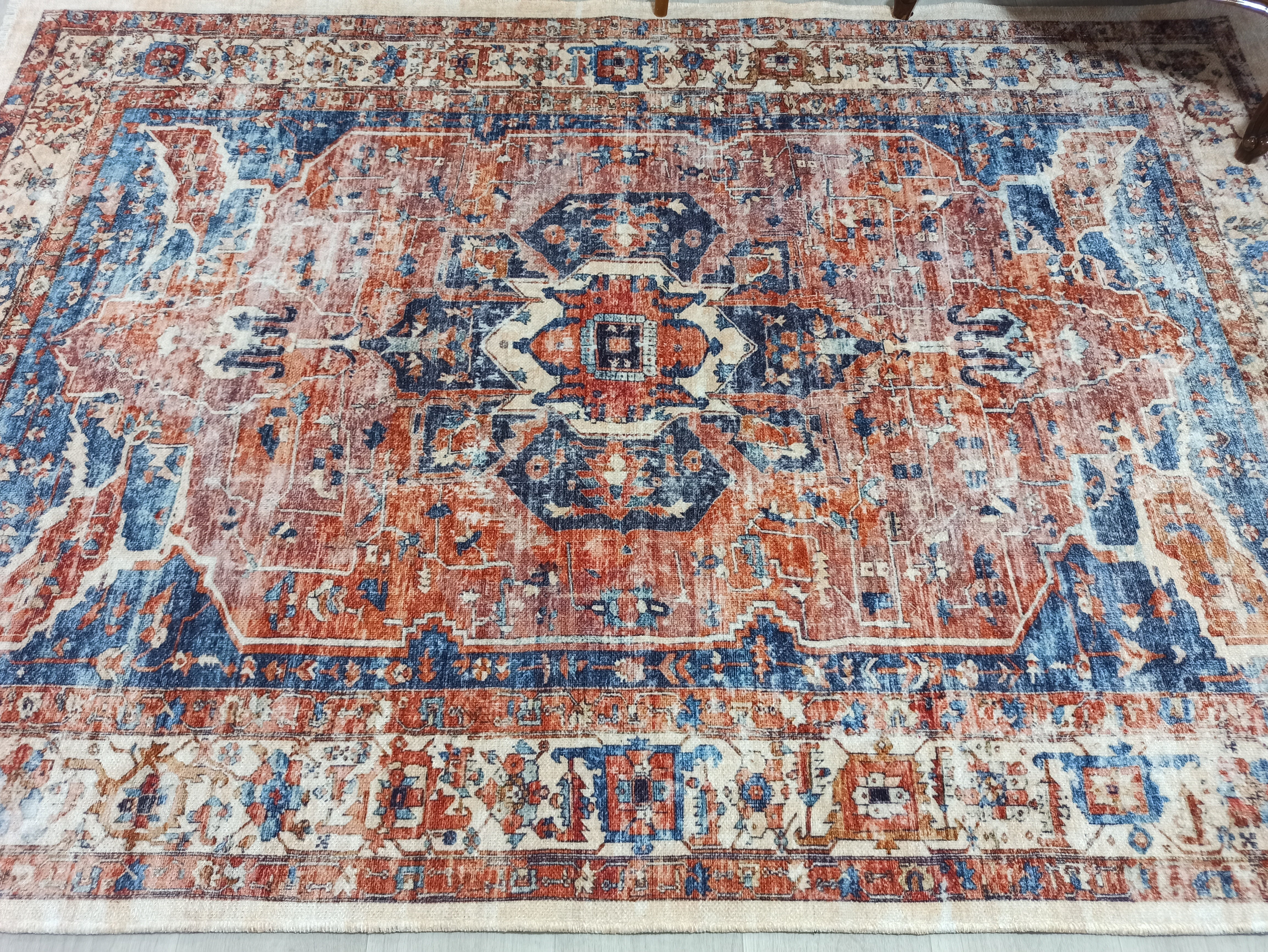 Pas Kırmızısı ve Lacivert Medalyonlu Vintage Halı