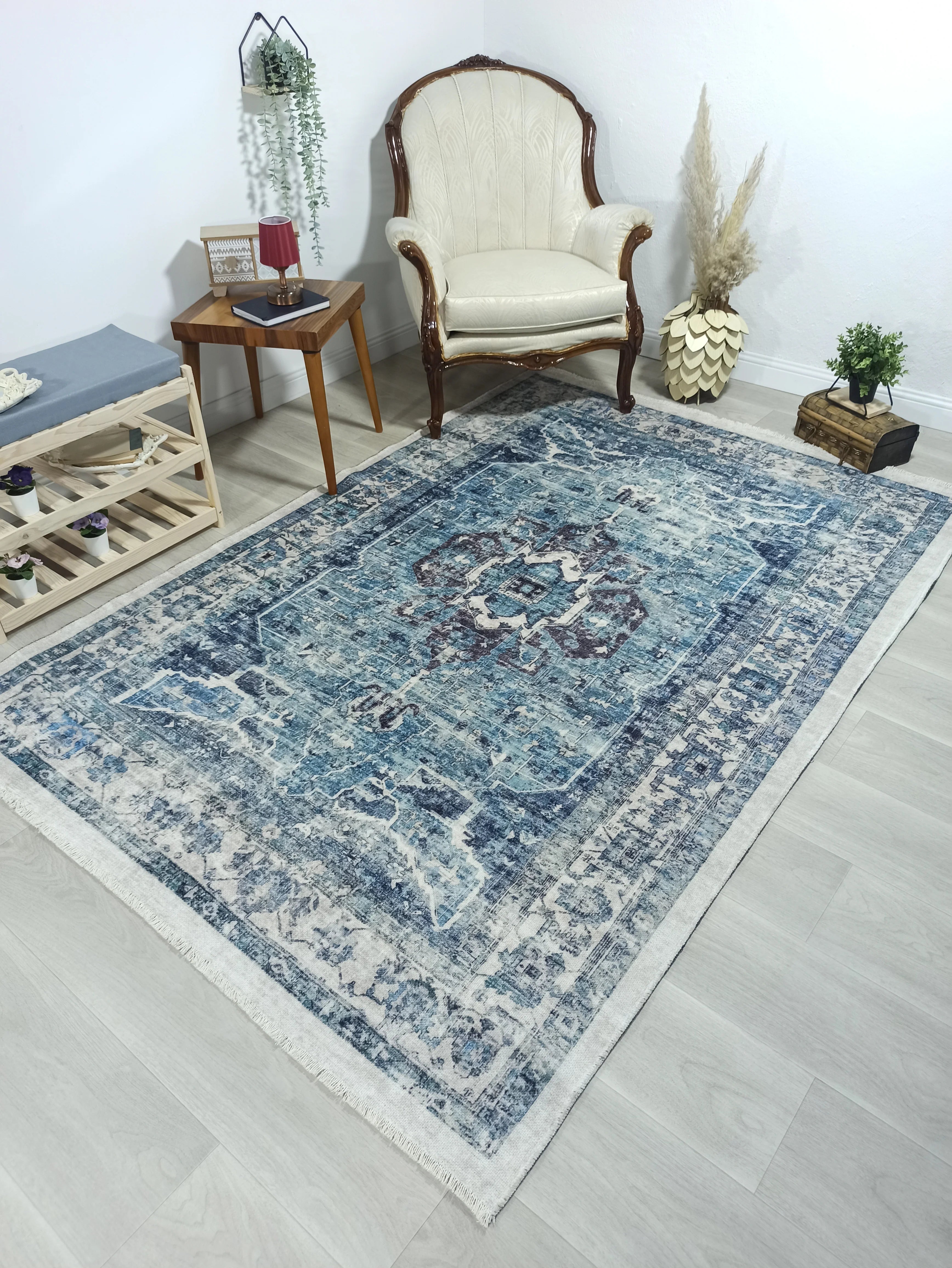 Lacivert ve Buz Mavisi Eskitme Medalyonlu Vintage Halı