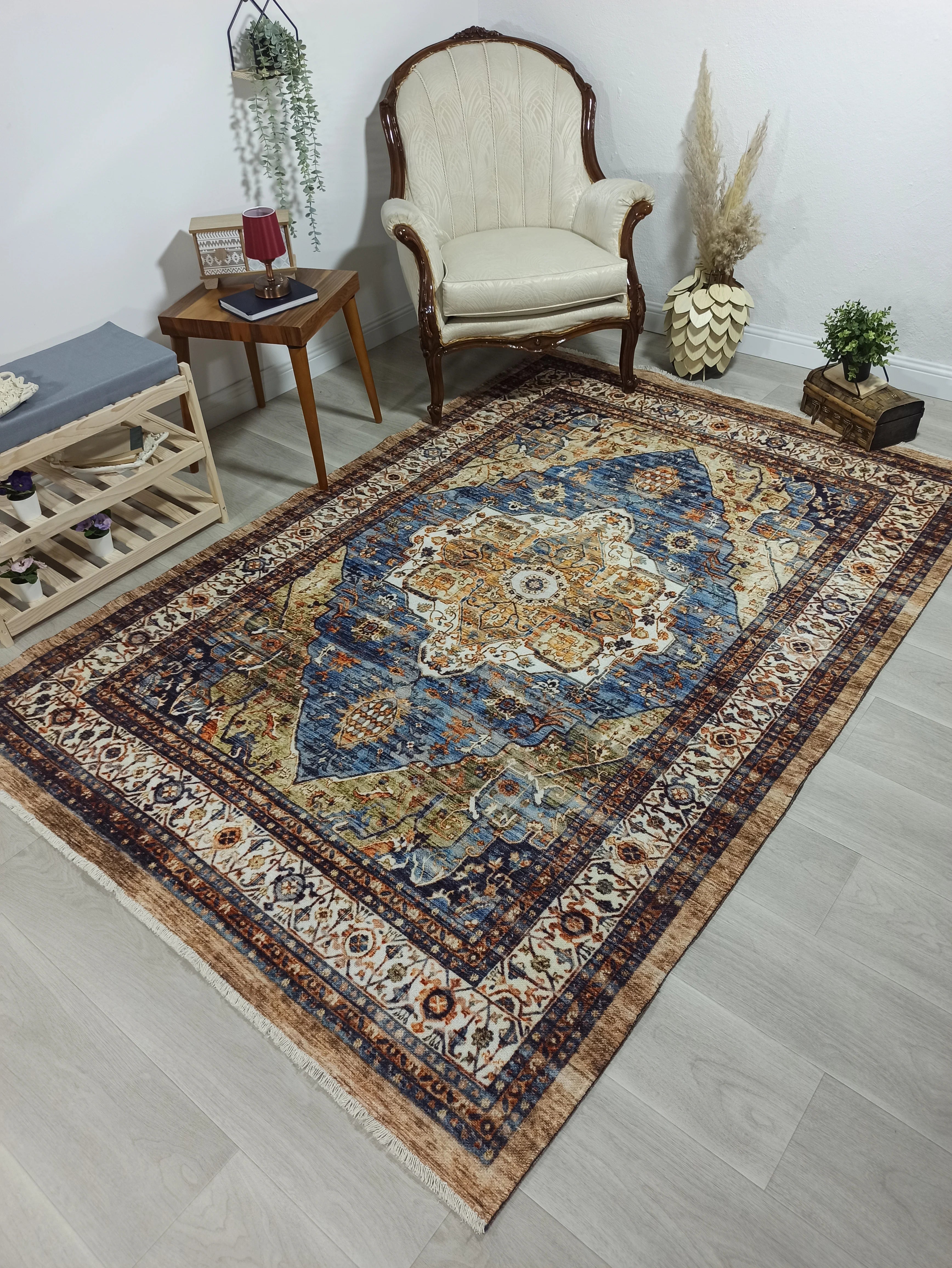 Lacivert ve Hardal Sarısı Medalyonlu Geleneksel Halı