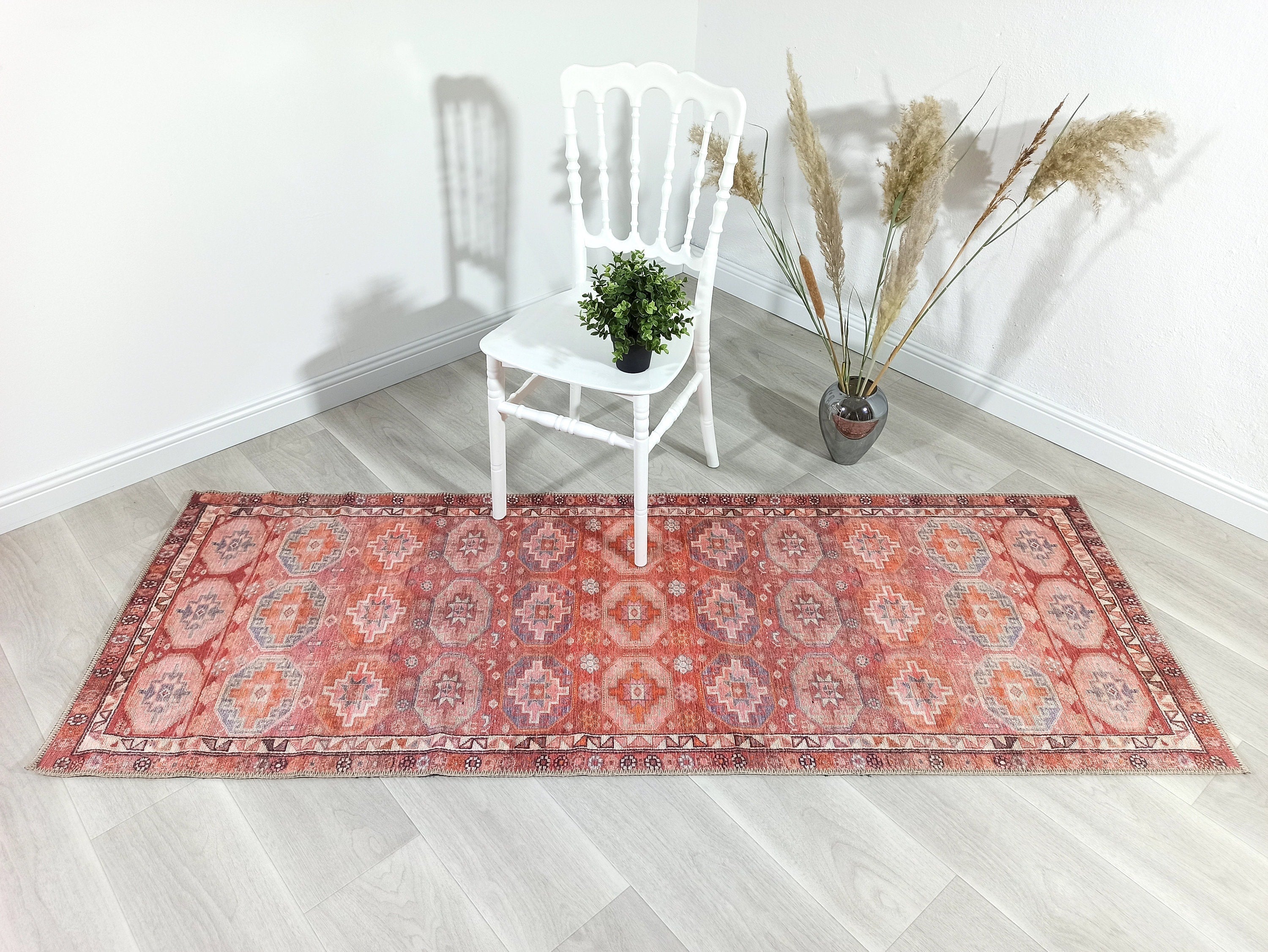 Mercan ve Pembe Geometrik Desenli Vintage Türk Halısı